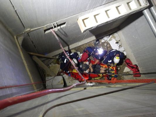 Der Arbeiter wurde aus dem Schacht geborgen. Der Arbeiter wurde aus dem Schacht geborgen.