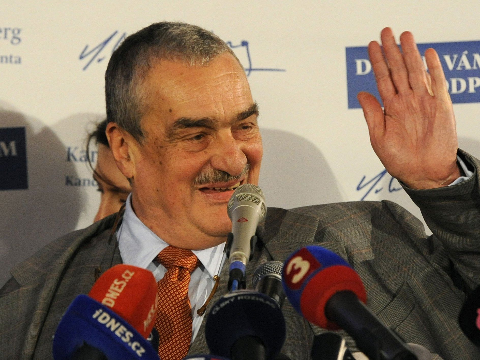 Tschechischer Ex-Außenminister Schwarzenberg rät zur Wahl Van der Bellens Tschechischer Ex-Außenminister Schwarzenberg rät zur Wahl Van der Bellens