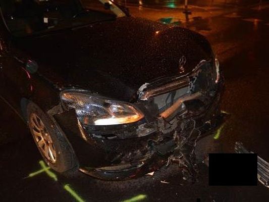 Ein Taxilenker fuhr nach der Kollision mit dem beschädigten Fahrzeug weiter. Ein Taxilenker fuhr nach der Kollision mit dem beschädigten Fahrzeug weiter.