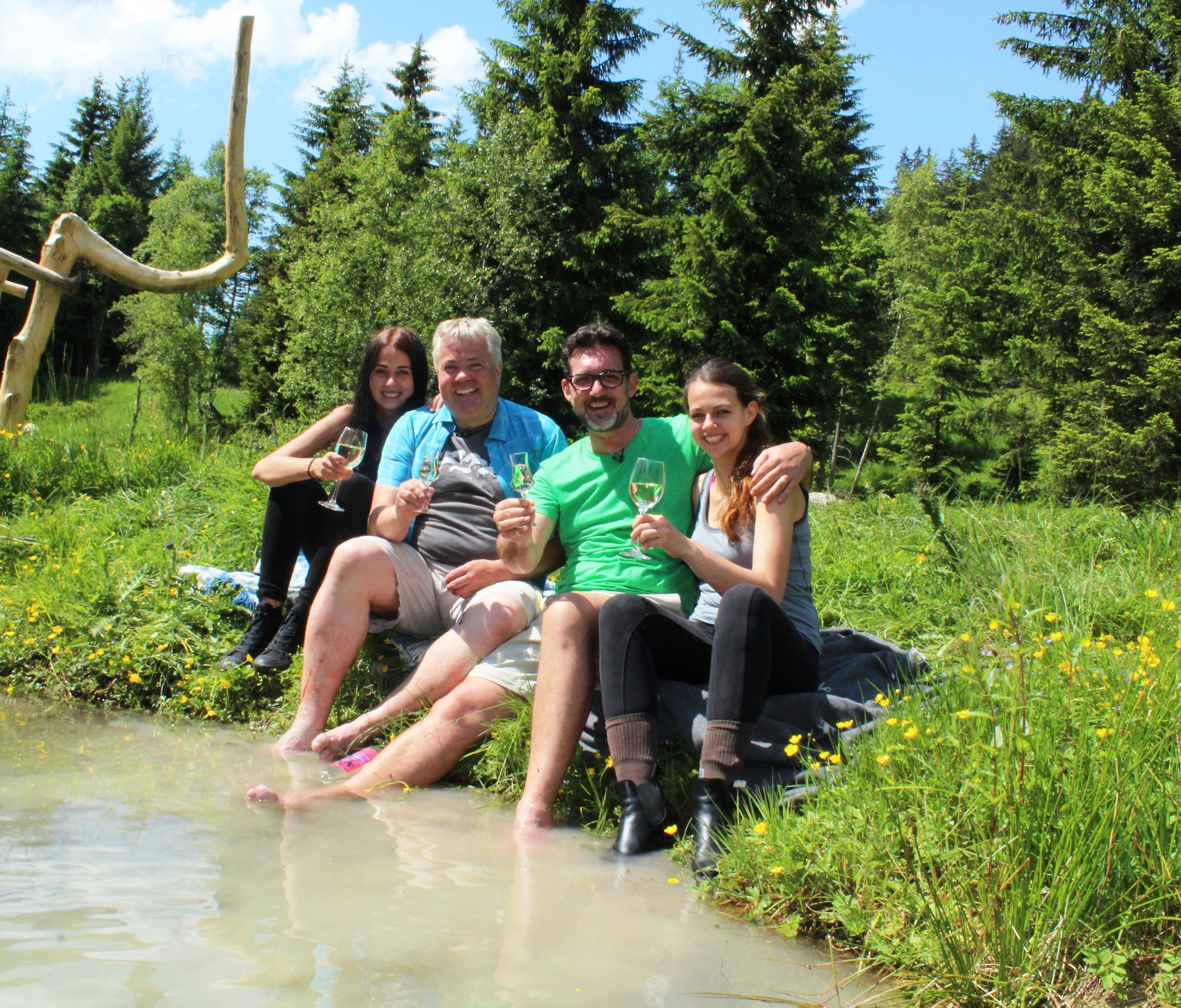 Im letzten LÄNDLE-TALK vom Silbersee am Kristberg begrüßt LÄNDLE-TV-Moderator Andreas Seeburger den Geschäftsführer der Montafoner Kristbergbahn und Panoramagasthof Kristberg Jürgen Zudrell mit seinen Töchtern Sophia und Jasmine