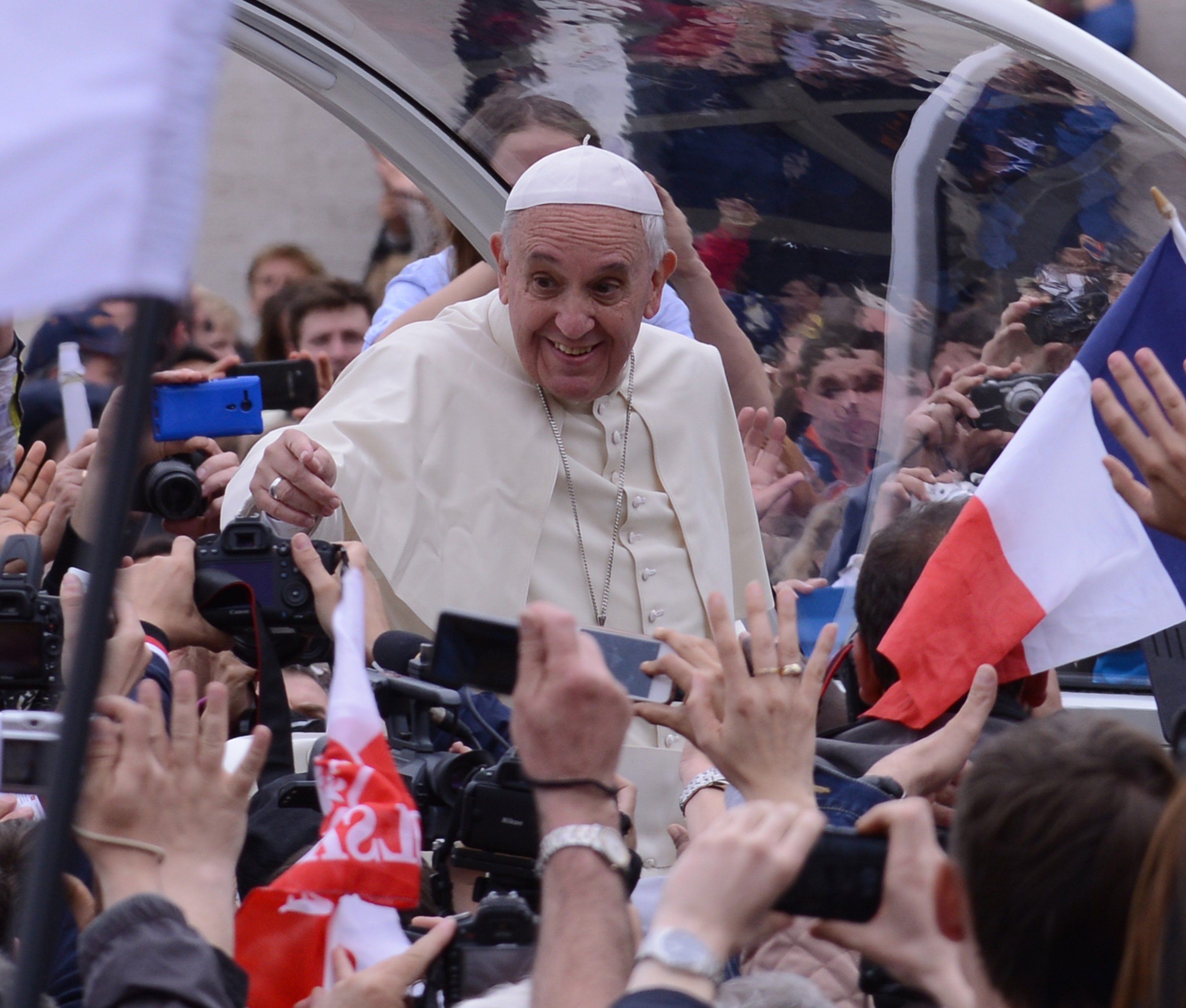 Während Papst Franziskus den "ganz anderen Mut" propagiert, berührt und irritiert er damit gleichermaßen – und regt zu Diskussionen an. Während Papst Franziskus den "ganz anderen Mut" propagiert, berührt und irritiert er damit gleichermaßen – und regt zu Diskussionen an.