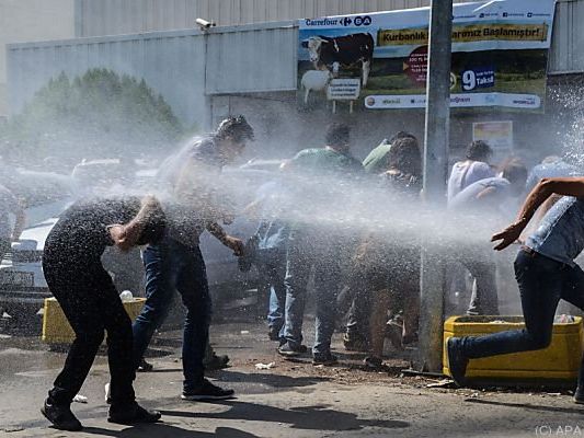 Lehrer protestieren gegen Suspendierung Lehrer protestieren gegen Suspendierung