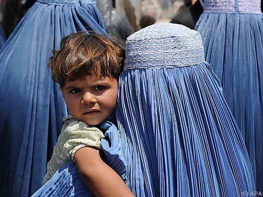 Frauen und Minderjährige werden bevorzugt behandelt Frauen und Minderjährige werden bevorzugt behandelt