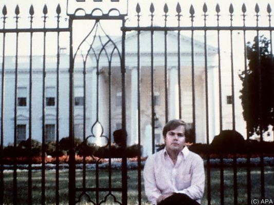 Attentäter John Hinckley vor dem Weißen Haus im Jahr 1981 Attentäter John Hinckley vor dem Weißen Haus im Jahr 1981