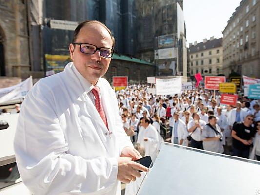 Ärztekammerpräsident Thomas Szekeres sprach am Stephansplatz