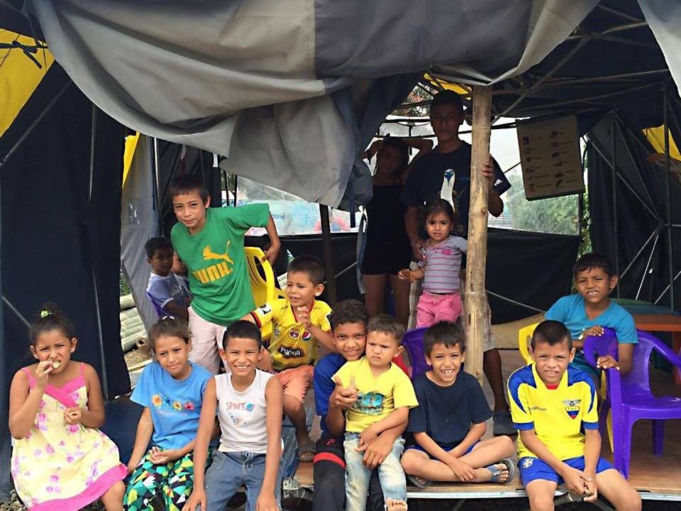 Die gesammelten Hilfsgelder wurden von Sophia Schmölz in Ecuador an die Organisation „Embudo Voluntarios“ übergeben.