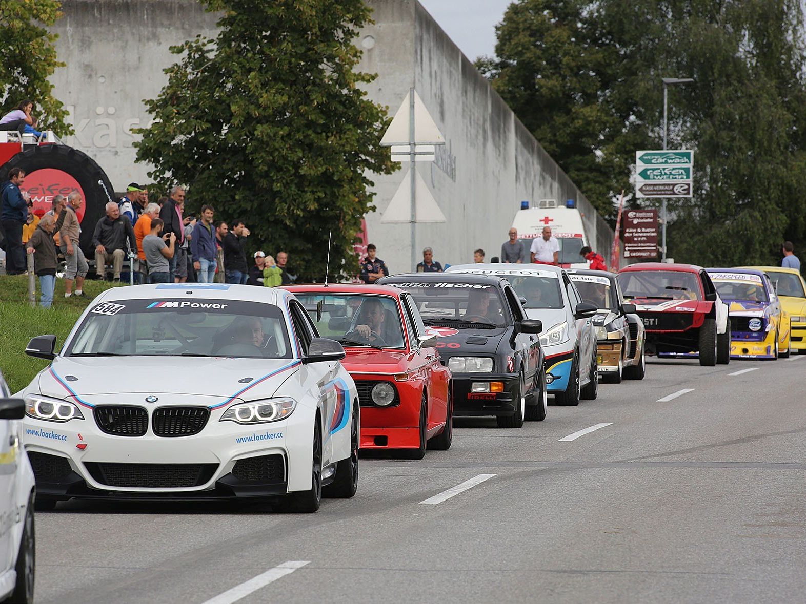 Die vielen Motorsportfans bestaunten den Konvoi mit außergewöhnlichen Fahrzeugen.