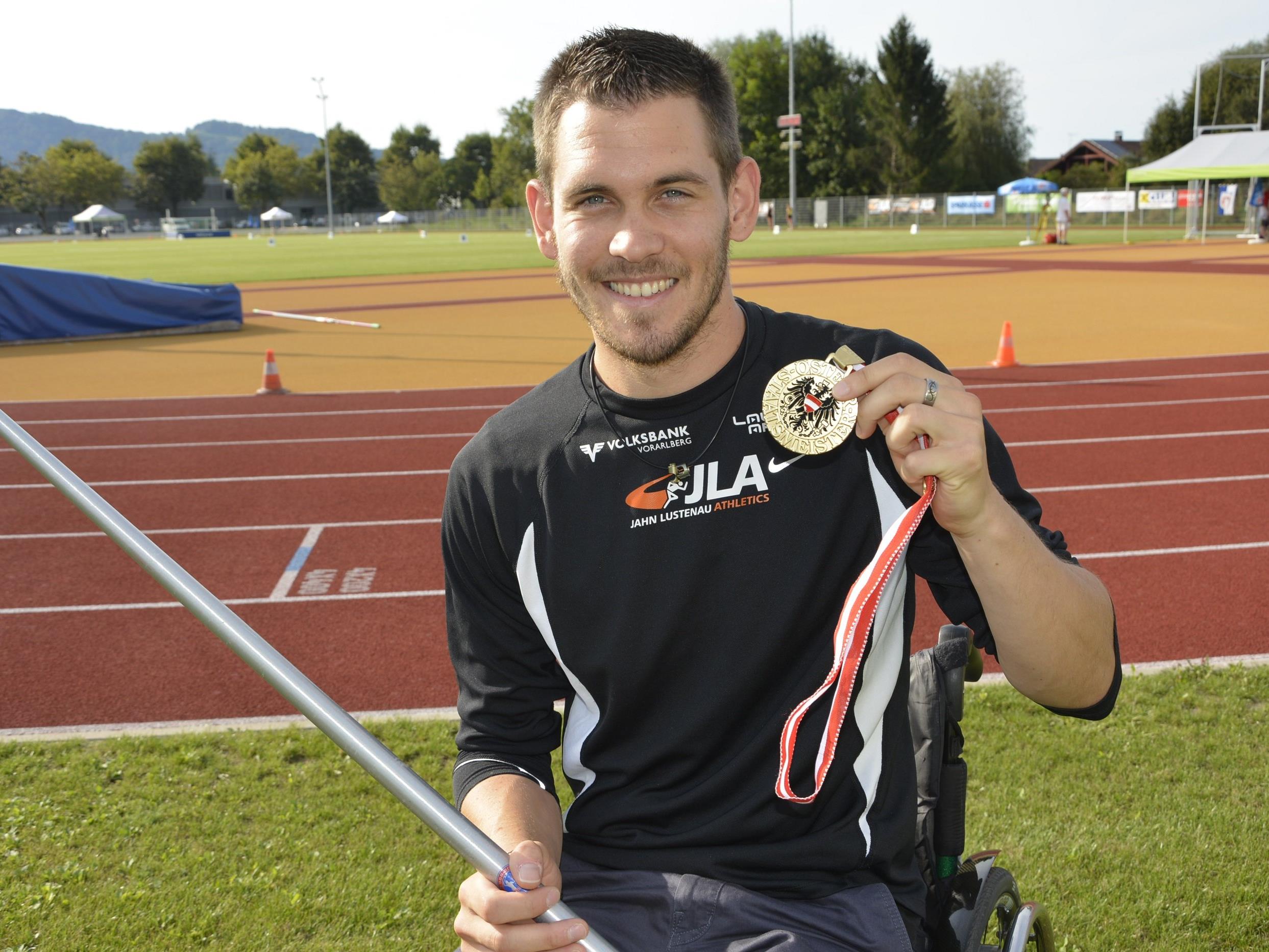 Manuel Riedmann – Athlet im Rollstuhl – zeigt mit Stolz seine Goldmedaille.