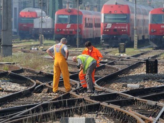 Die Bahnstrecke zwischen Wien und Bratislava wird modernisiert. Die Bahnstrecke zwischen Wien und Bratislava wird modernisiert.