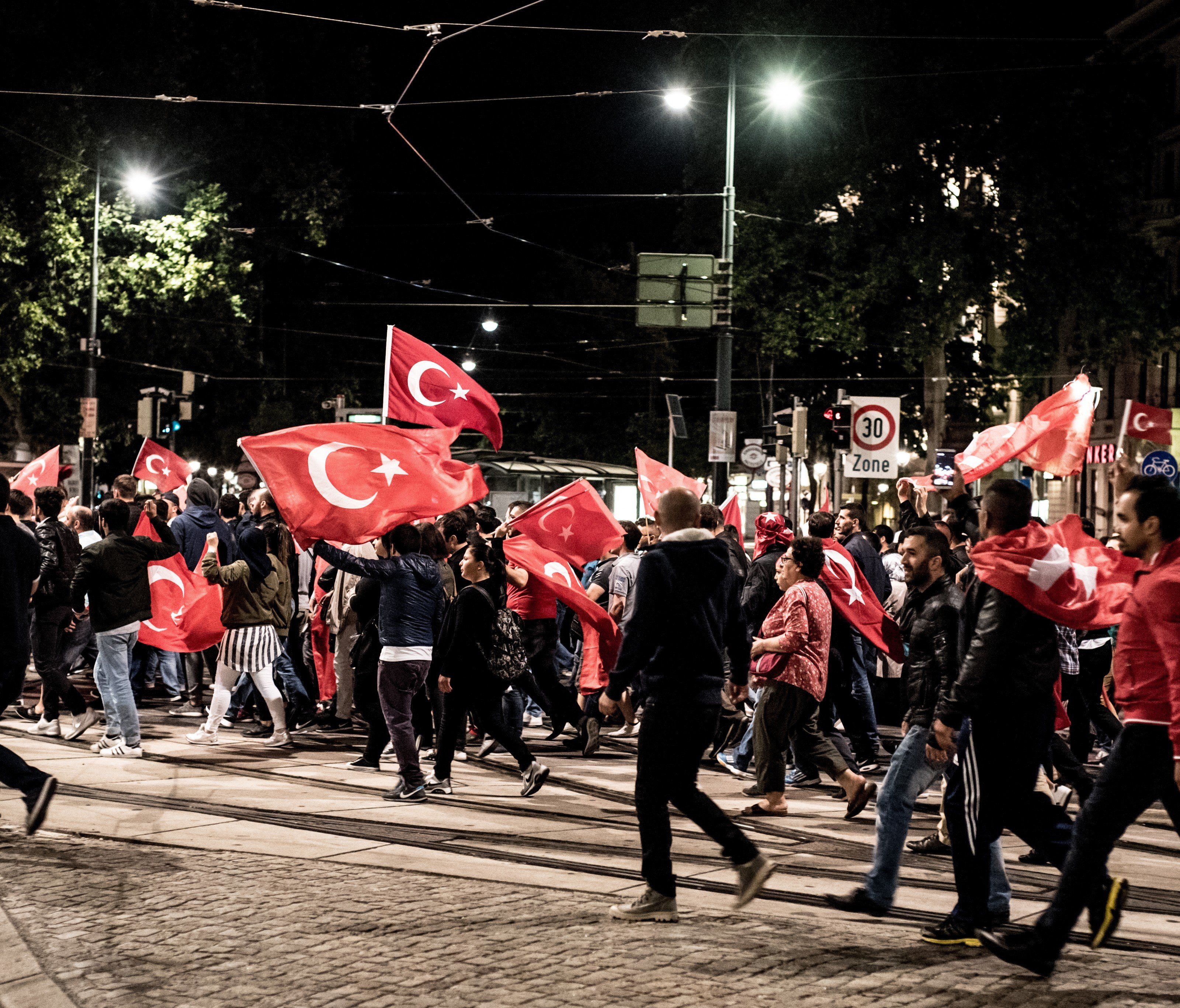 Über 50 Prozentder befragten Austrotürken würden das Land sofort verlassen. Über 50 Prozentder befragten Austrotürken würden das Land sofort verlassen.