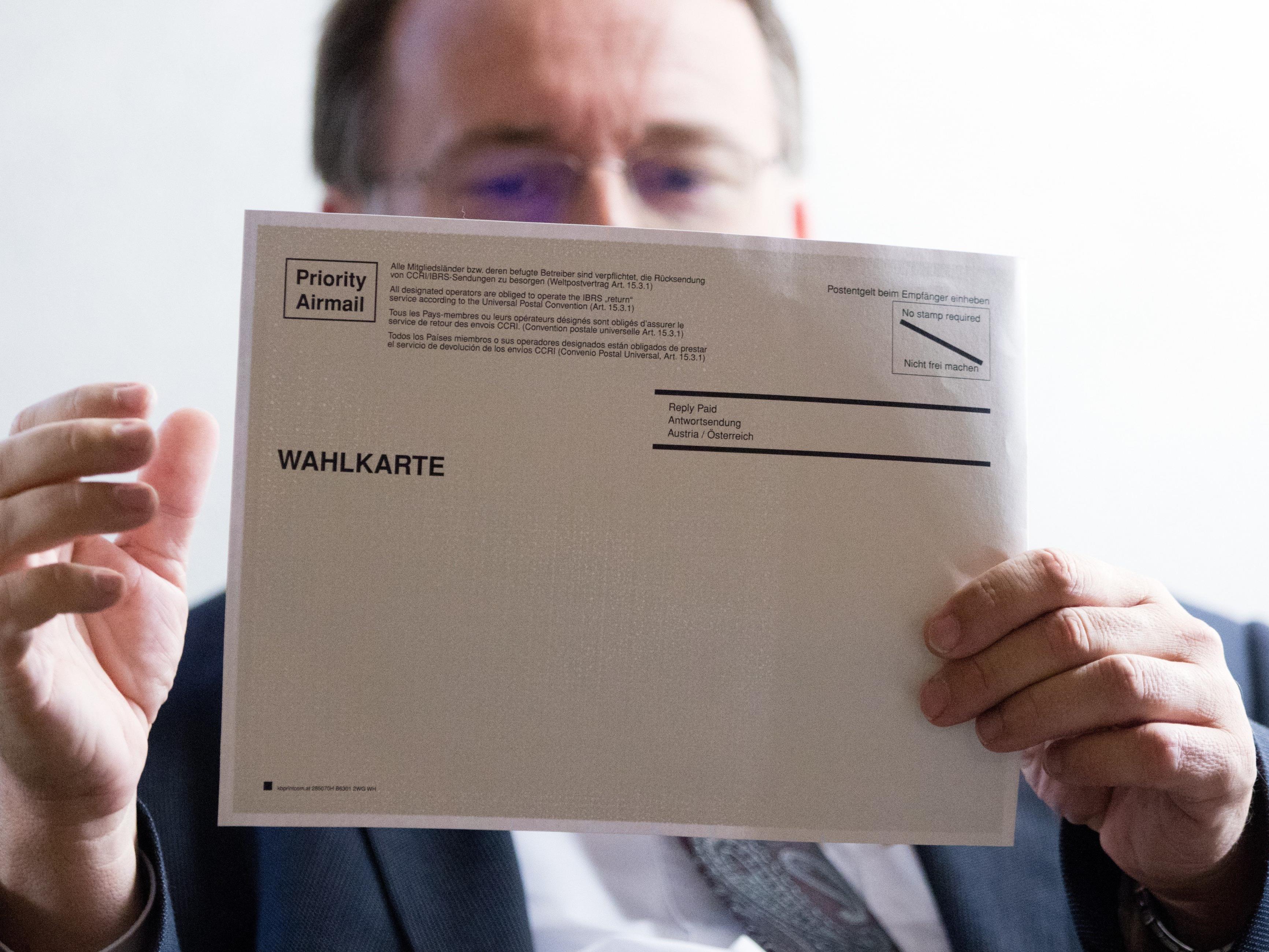 Leiter der Wahlabteilung, Robert Stein, am Montag, 05. September 2016, im Rahmen eines Hintergrundgesprächs zu schadhaften Wahlkarten.