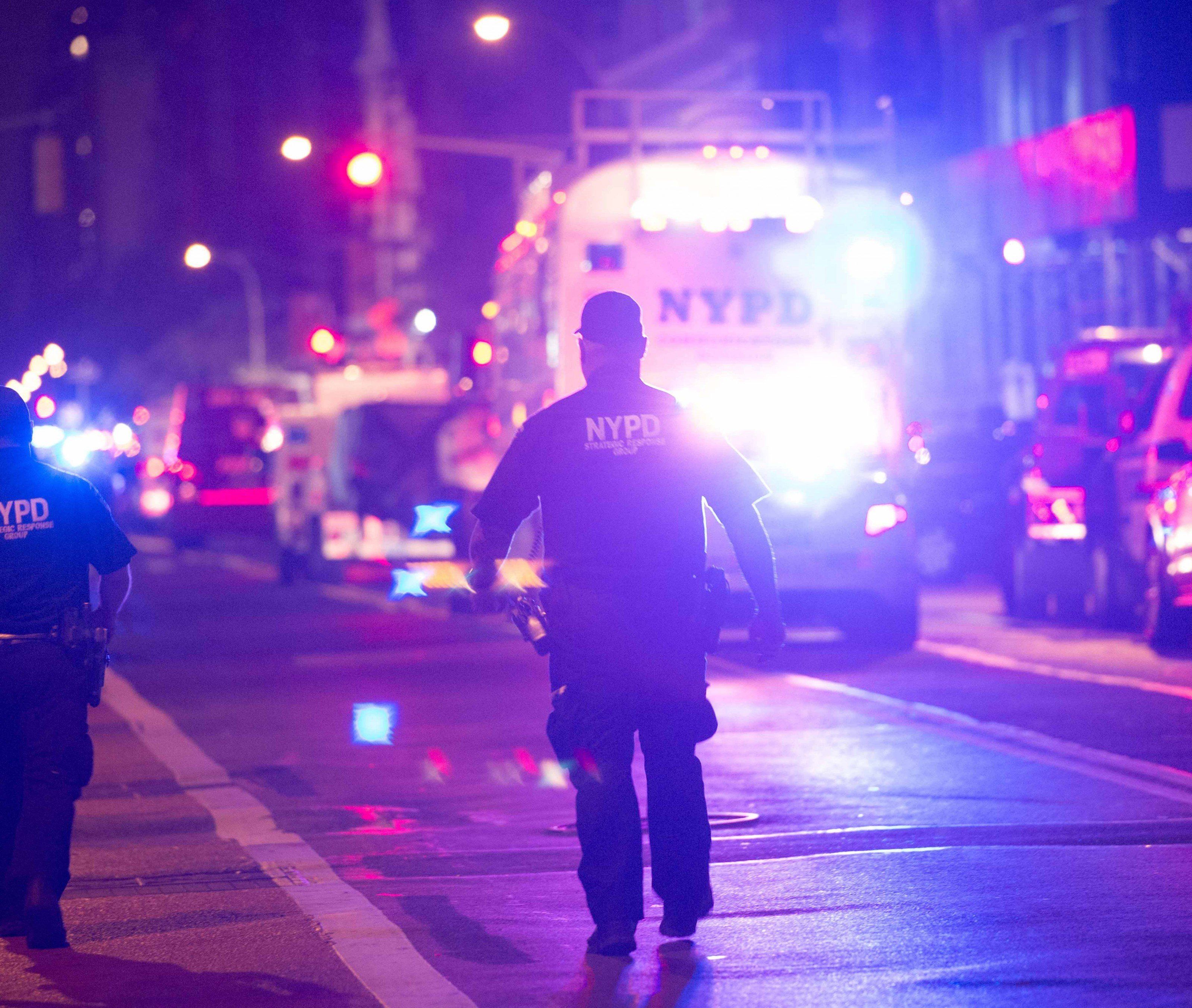 Die New Yorker Feuerwehr und eine Terroreinsatzgruppe der Polizei sind im Einsatz. Die New Yorker Feuerwehr und eine Terroreinsatzgruppe der Polizei sind im Einsatz.