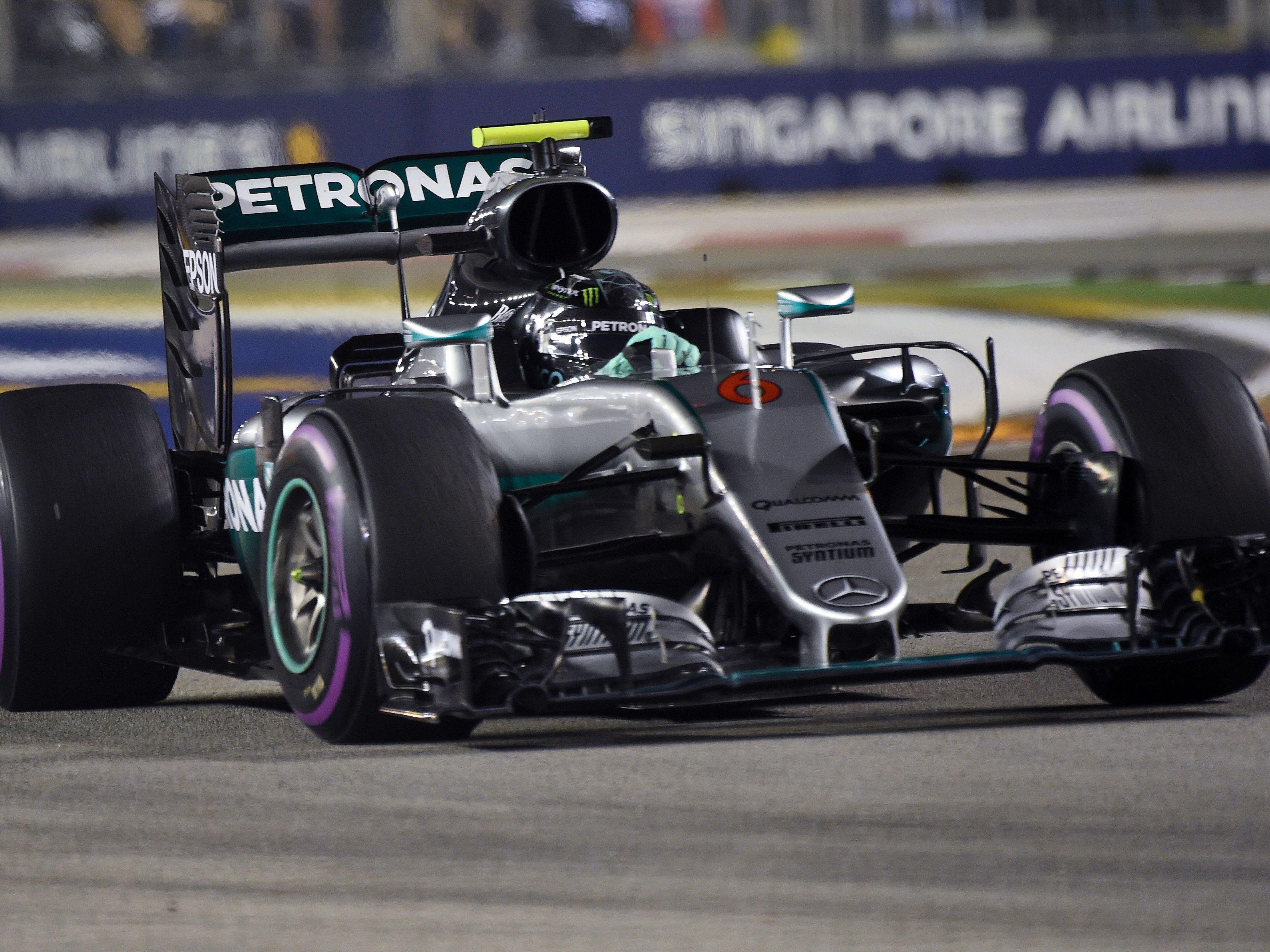 In der Schlussphase kam Rosberg heftig unter Druck von Ricciardo, der pro Runde knapp zwei Sekunden aufholte. In der Schlussphase kam Rosberg heftig unter Druck von Ricciardo, der pro Runde knapp zwei Sekunden aufholte.