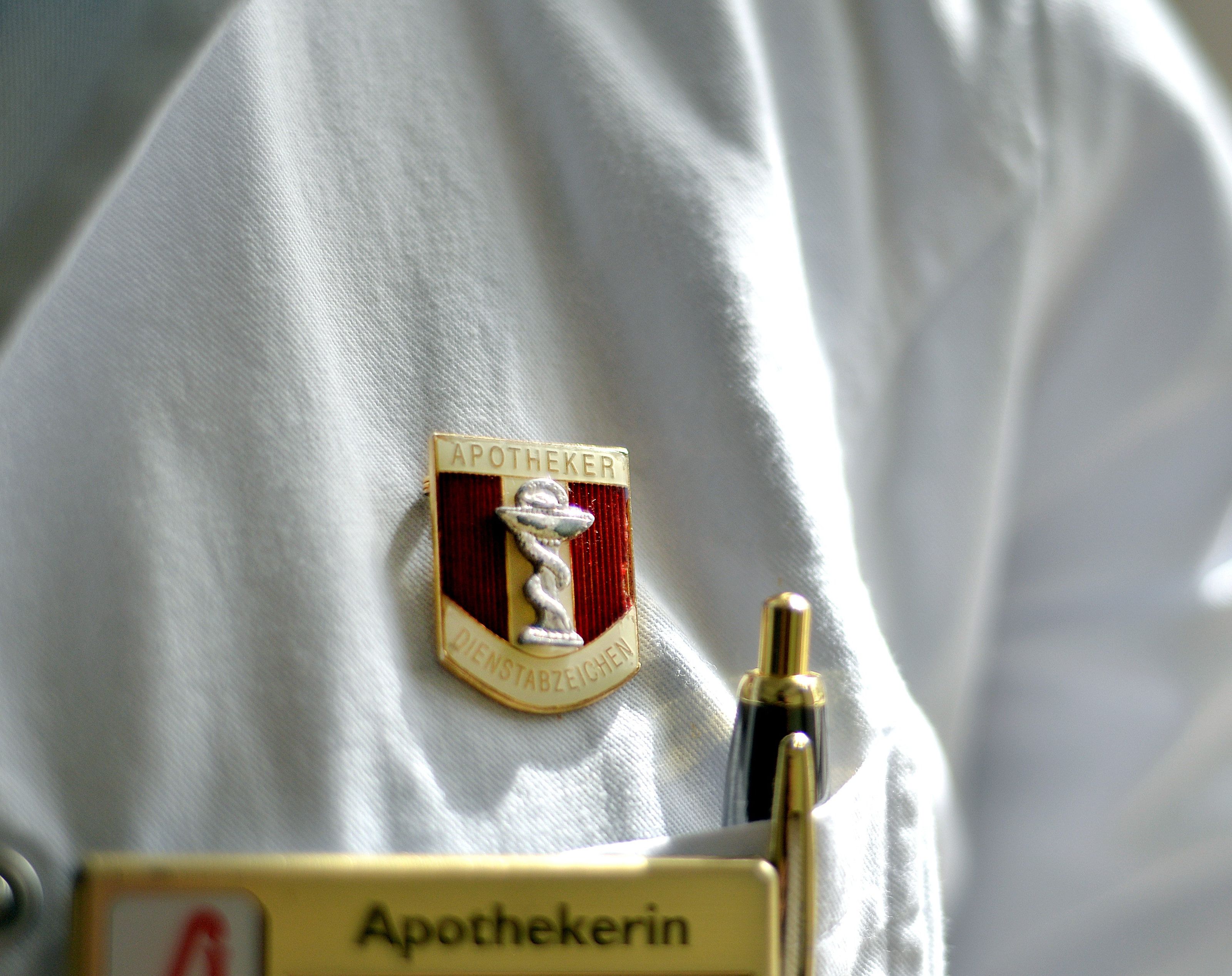 Eine Apotheke in München wurde unfreiwillig zum Freiluftkino. Eine Apotheke in München wurde unfreiwillig zum Freiluftkino.