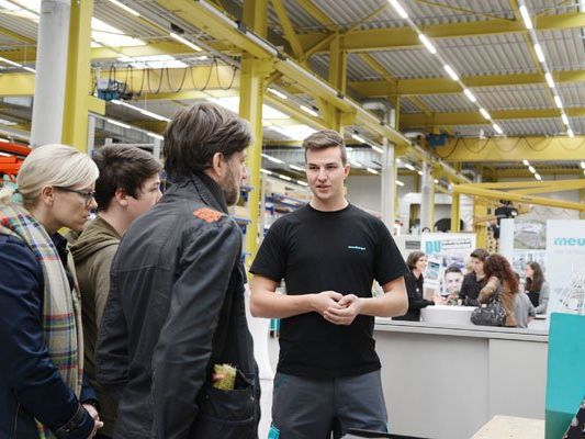 Die Berufe kennenlernen und selbst ausprobieren – das können Interessierte beim Tag der offenen Lehrwerkstatt bei Meusburger. Meusburger, Veröffentlichung honorarfrei Die Berufe kennenlernen und selbst ausprobieren – das können Interessierte beim Tag der offenen Lehrwerkstatt bei Meusburger. Meusburger, Veröffentlichung honorarfrei