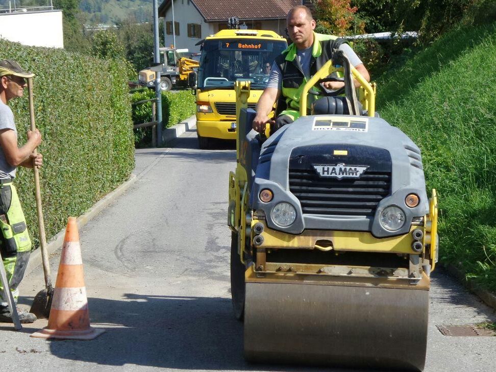 Heute wurden entlang der Fellengattner Straße und des Parmuntweges acht Kanaldeckel erneuert. Heute wurden entlang der Fellengattner Straße und des Parmuntweges acht Kanaldeckel erneuert.