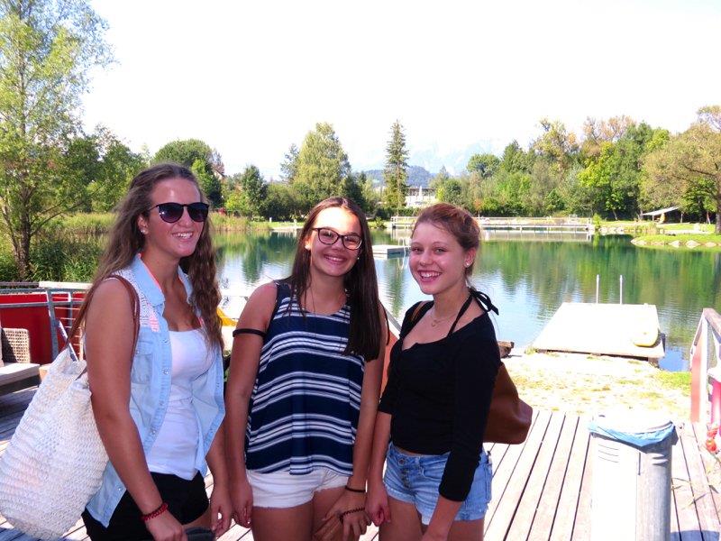 Hanna, Selina und Gloria genossen die tolle Wasserqualität im Naturbad Untere Au in Frastanz.