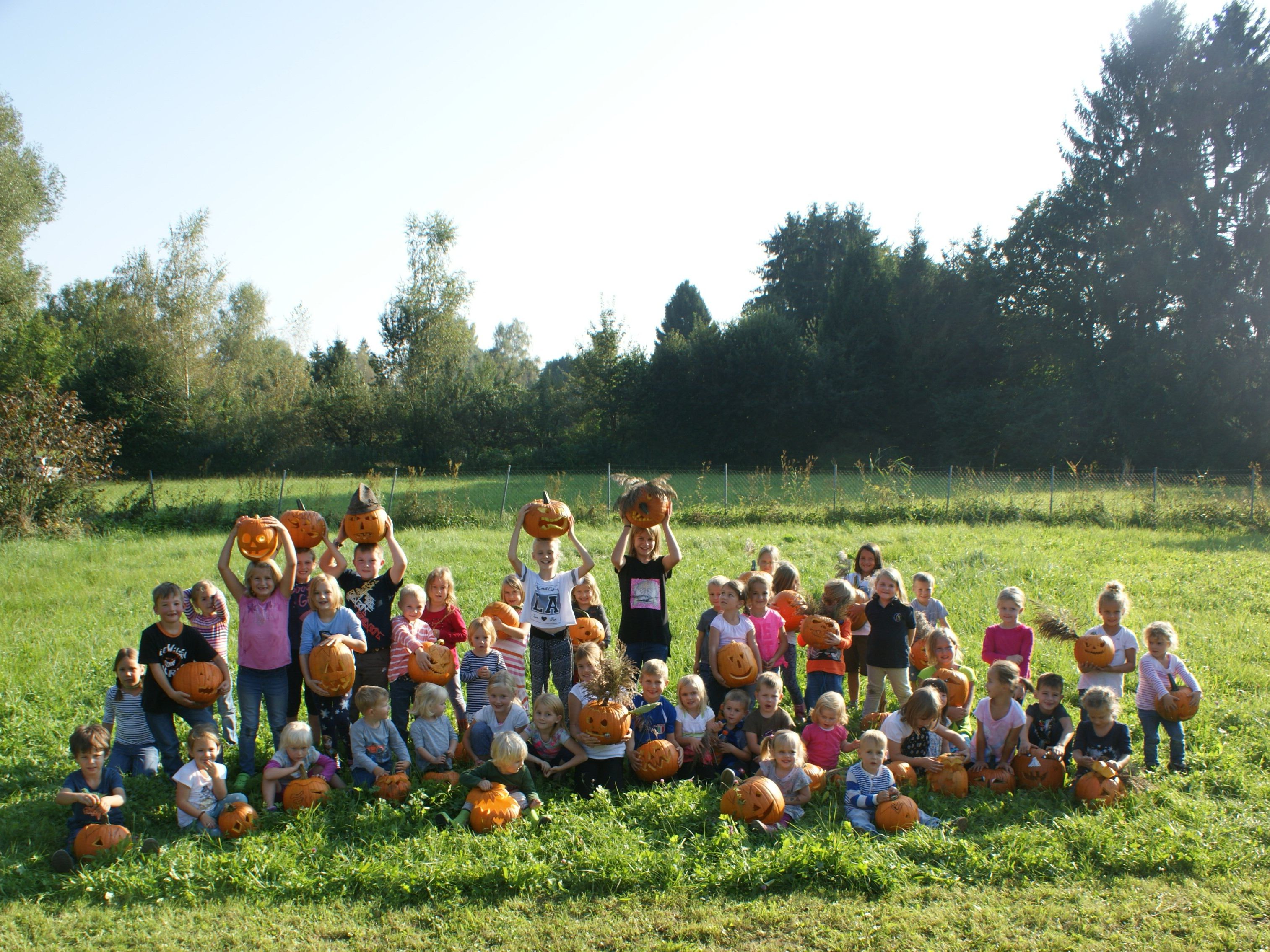 Die schnitzfreudigen Kids zeigten stolz ihre Kürbisse. Die schnitzfreudigen Kids zeigten stolz ihre Kürbisse.