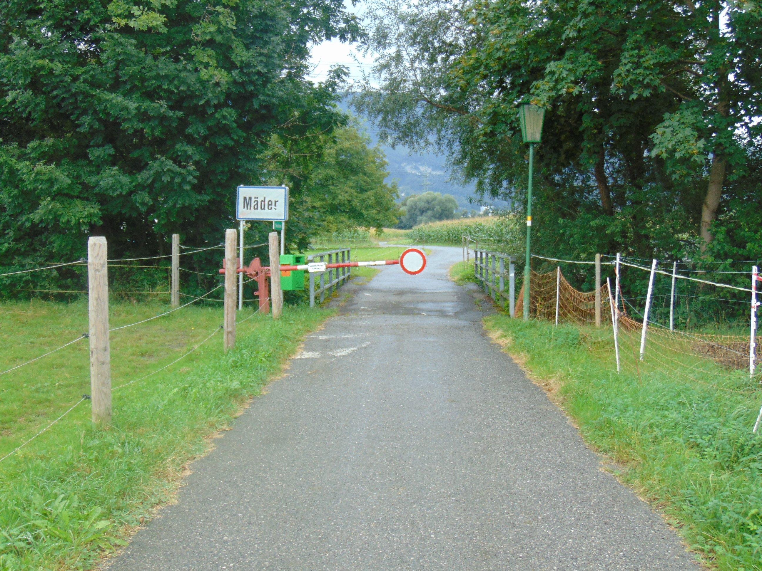 Die Durchfahrt ist bei der Schranke nach wie vor mit einem deutlich sichtbaren Fahrverbots-Schild gekennzeichnet.