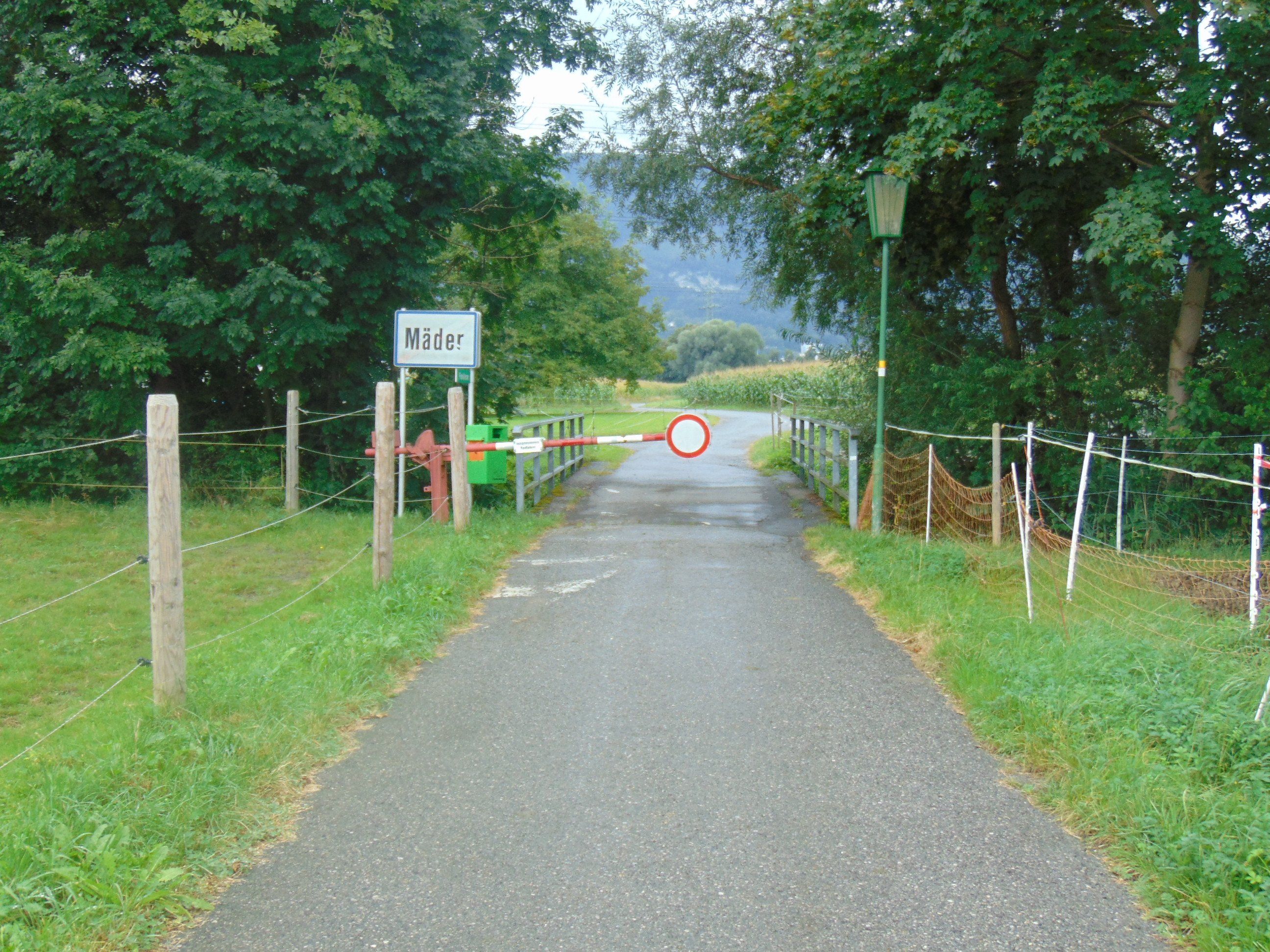 Die Durchfahrt ist bei der Schranke nach wie vor mit einem deutlich sichtbaren Fahrverbots-Schild gekennzeichnet. Die Durchfahrt ist bei der Schranke nach wie vor mit einem deutlich sichtbaren Fahrverbots-Schild gekennzeichnet.