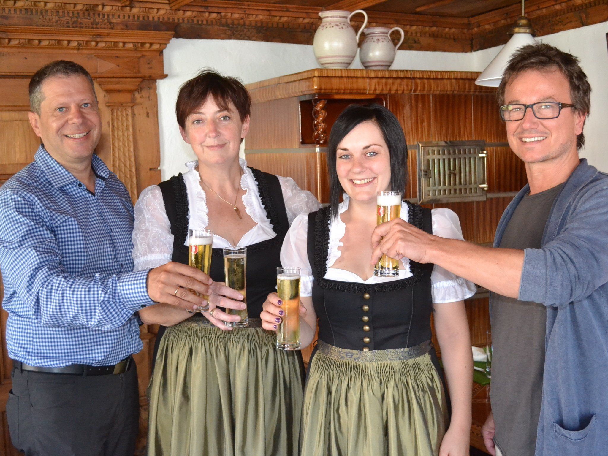 Stoßen auf den erfolgreichen Start an: Markus Borg, Wirtin Priska Hartmann mit Tochter Nathalie sowie Harald Wieshofer-Tomaselli. Stoßen auf den erfolgreichen Start an: Markus Borg, Wirtin Priska Hartmann mit Tochter Nathalie sowie Harald Wieshofer-Tomaselli.