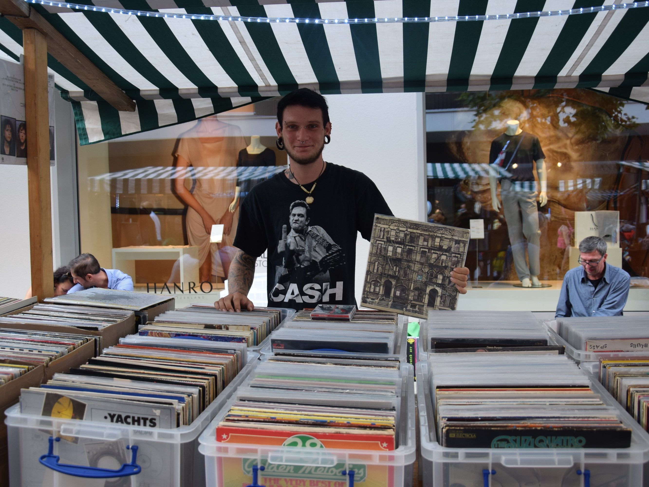 Auch Schallplatten sind wieder sehr beliebt bei Flohmarktkunden... Auch Schallplatten sind wieder sehr beliebt bei Flohmarktkunden...