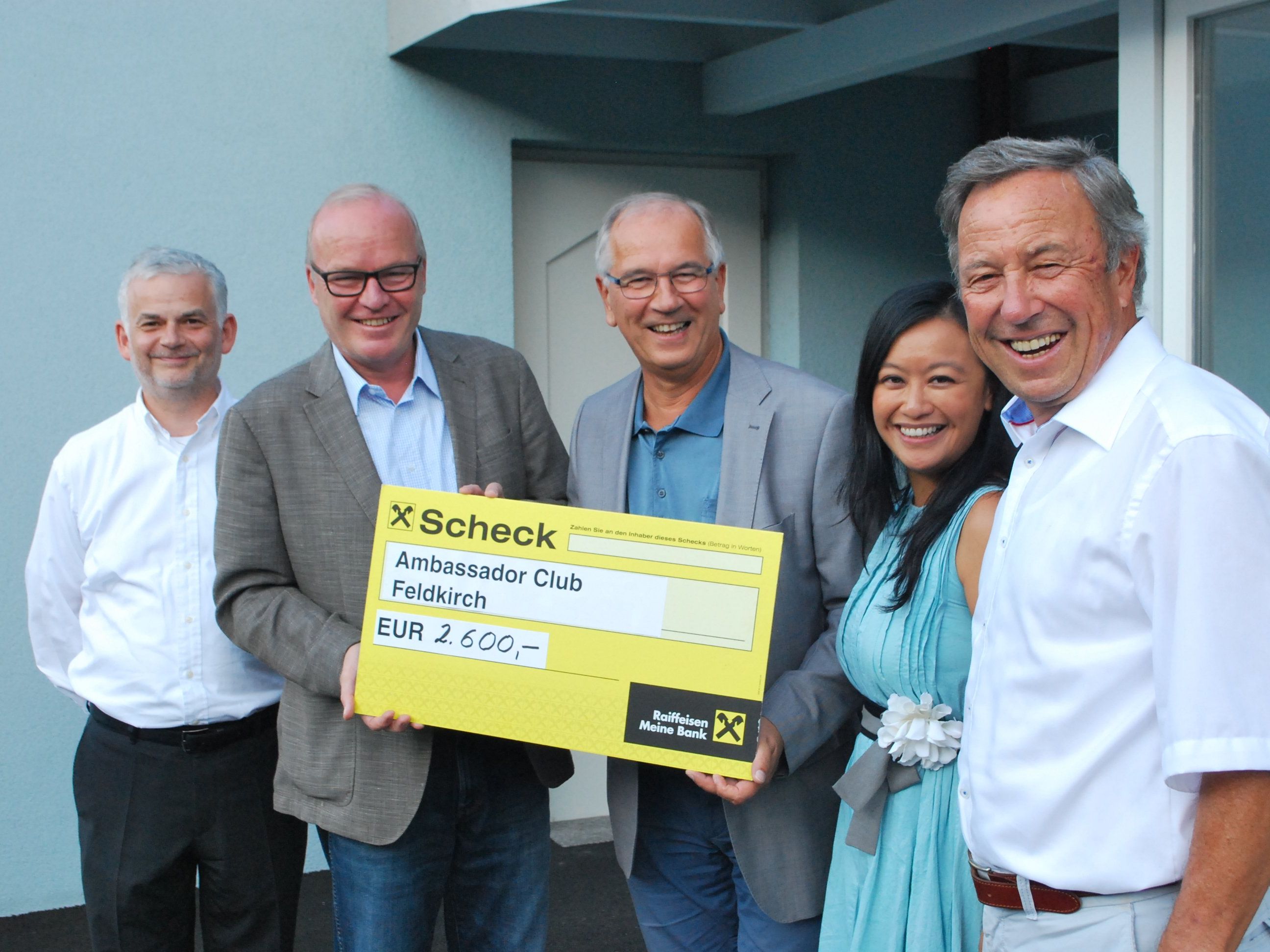 Julia Ha von der youngCaritas mit dem Vorstand des Ambassador Club: Präsident Komm-Rat Elmar Herburger (Zweiter von links), Vizepräsident Dr. Franz Moser sowie die Vorstandsmitglieder Manfred Speckle (rechts) und Mag. Walter Juen (ganz links im Bild). Julia Ha von der youngCaritas mit dem Vorstand des Ambassador Club: Präsident Komm-Rat Elmar Herburger (Zweiter von links), Vizepräsident Dr. Franz Moser sowie die Vorstandsmitglieder Manfred Speckle (rechts) und Mag. Walter Juen (ganz links im Bild).