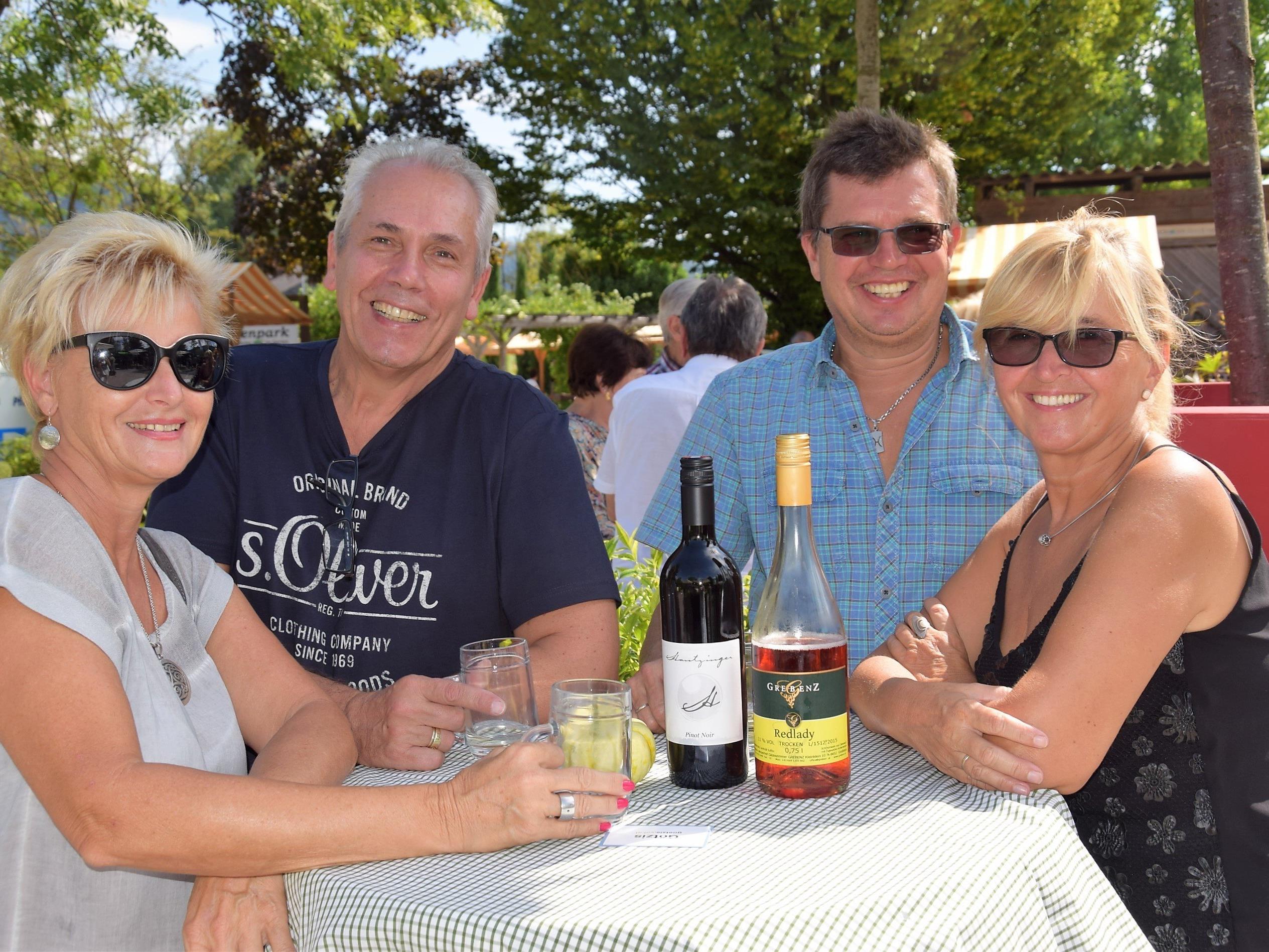 v.l.n.r. Elke, Reinhard, Gerhard und Waltraud genossen einen edlen Wein im Ideenpark amKumma
