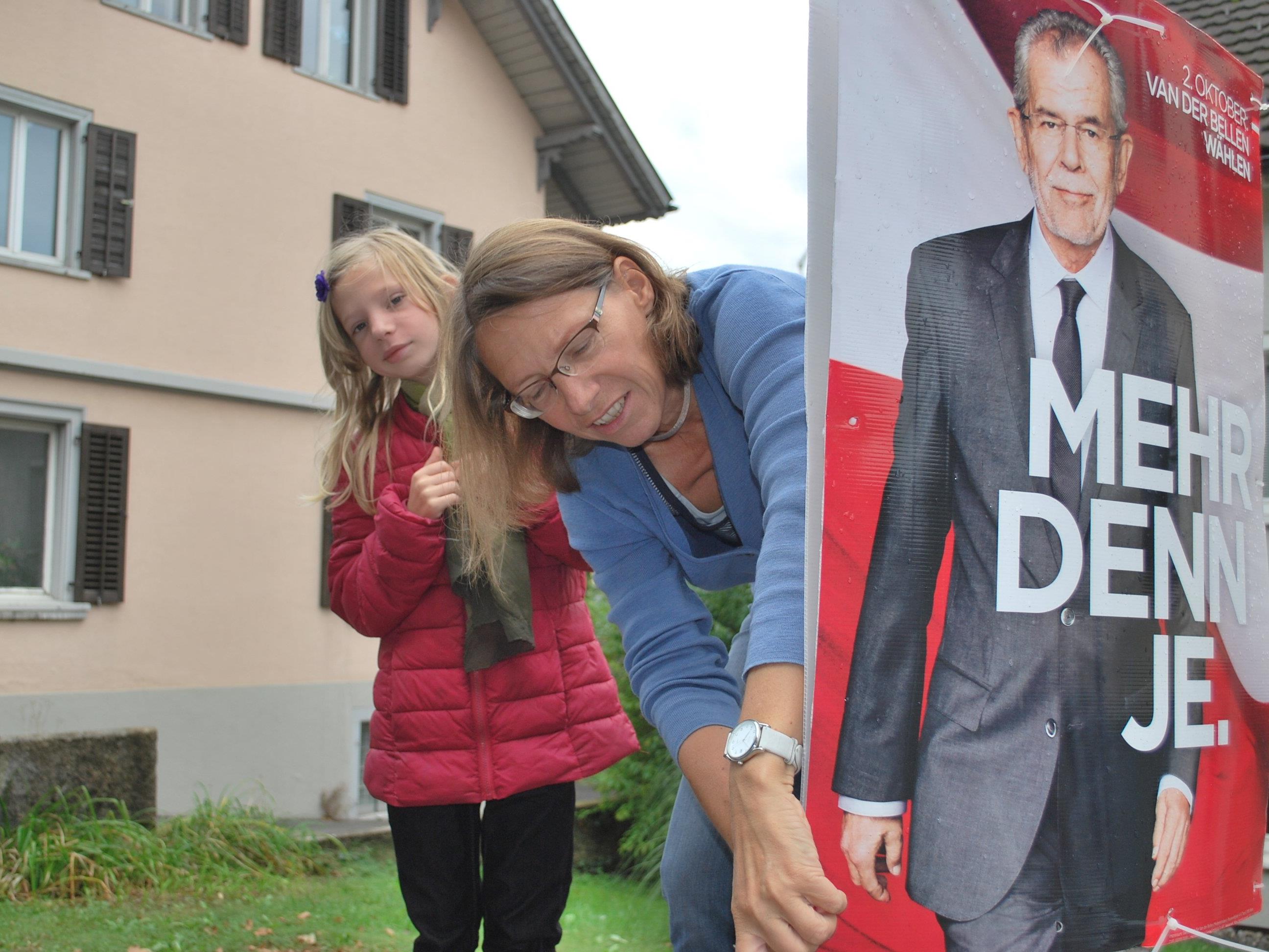 Stadträtin Juliane Alton in Begleitung ihrer Tochter Karolin bei der Abnahme von Van der Bellen Wahlplakten