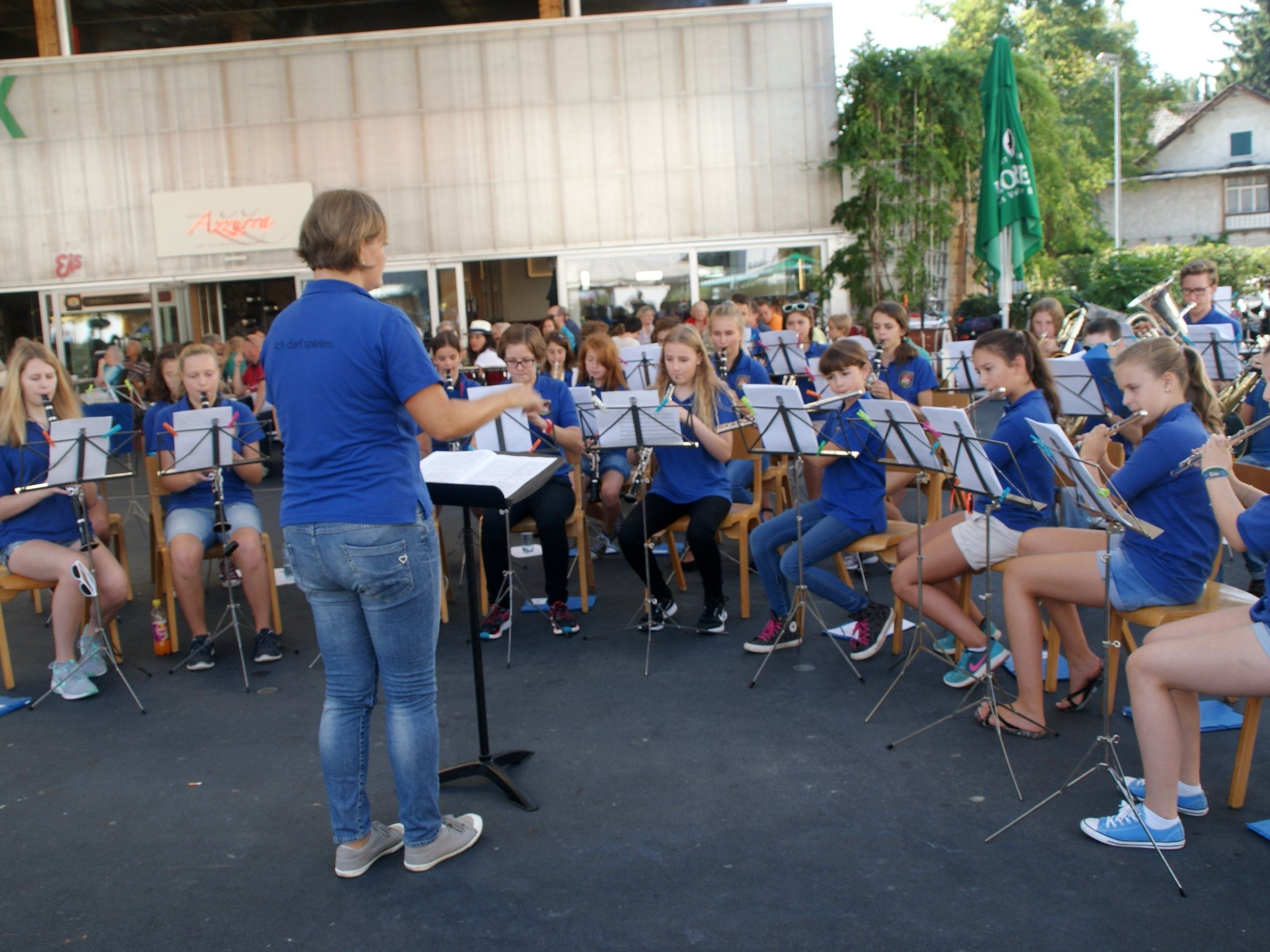 Die Jugendmusik des Musikvereins spielte am Kirchplatz zum Wochenmarkt Die Jugendmusik des Musikvereins spielte am Kirchplatz zum Wochenmarkt