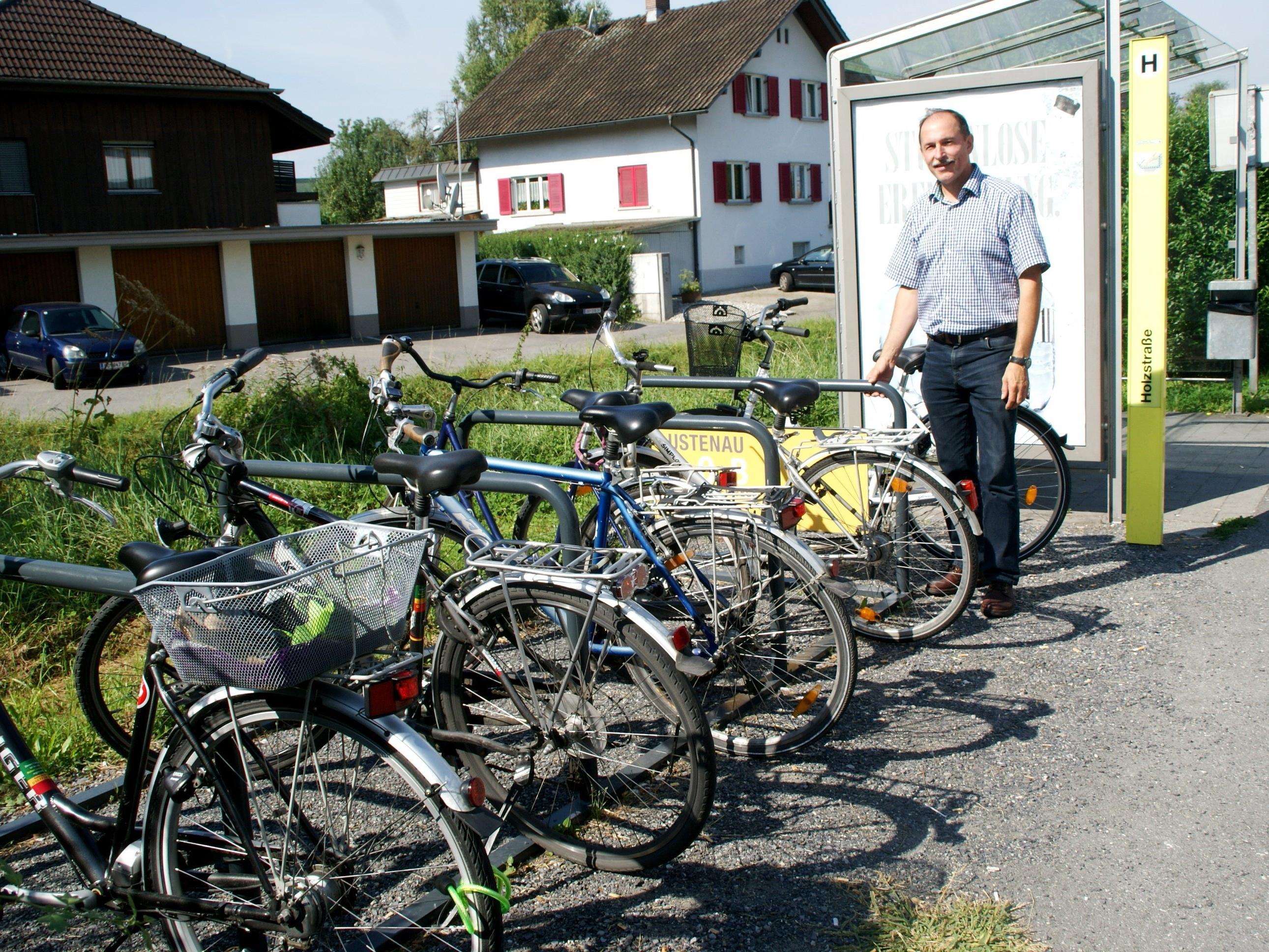 Dietmar Haller inspiziert den Abstellplatz an der Holzstraße