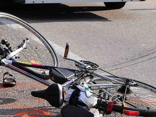 Am Mittwoch stürzte in Höchst ein Radfahrer, der mit einem Van kollidierte.