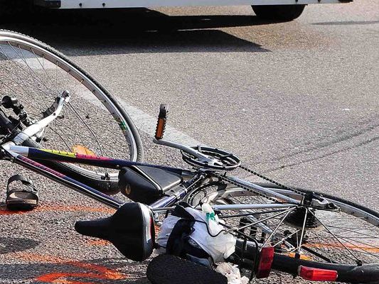 Am Mittwoch stürzte in Höchst ein Radfahrer, der mit einem Van kollidierte.