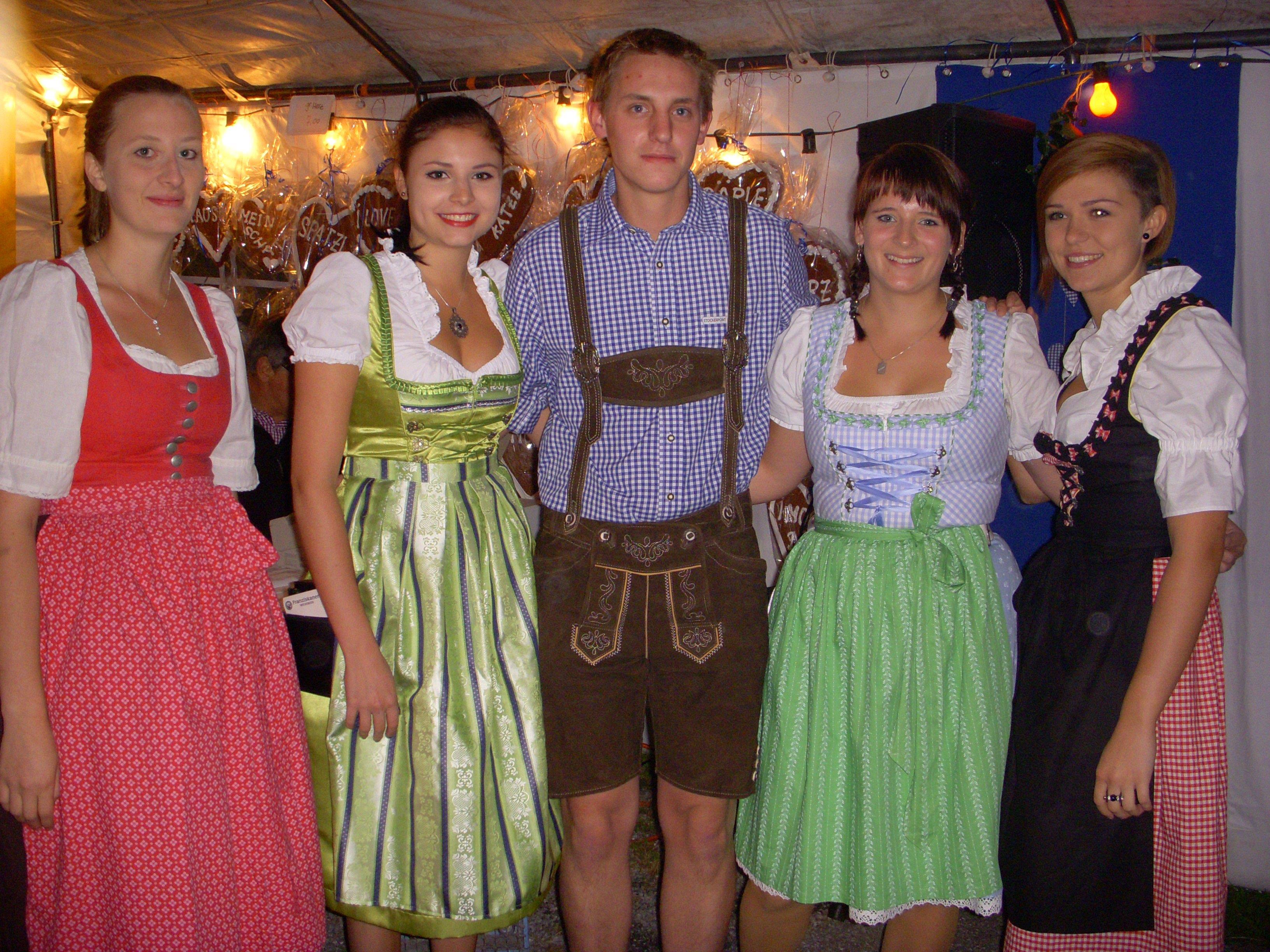 Oktoberfest-Fans: Antonia, Lena, Patrick, Marlene und Vroni.