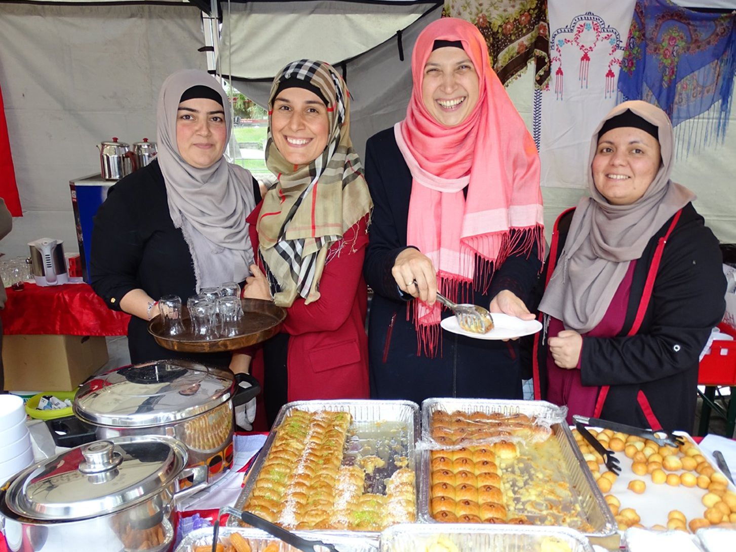 Der türkische Kulturverein „ATIB“ wartete mit köstlichen türkischen Spezialitäten auf. Der türkische Kulturverein „ATIB“ wartete mit köstlichen türkischen Spezialitäten auf.