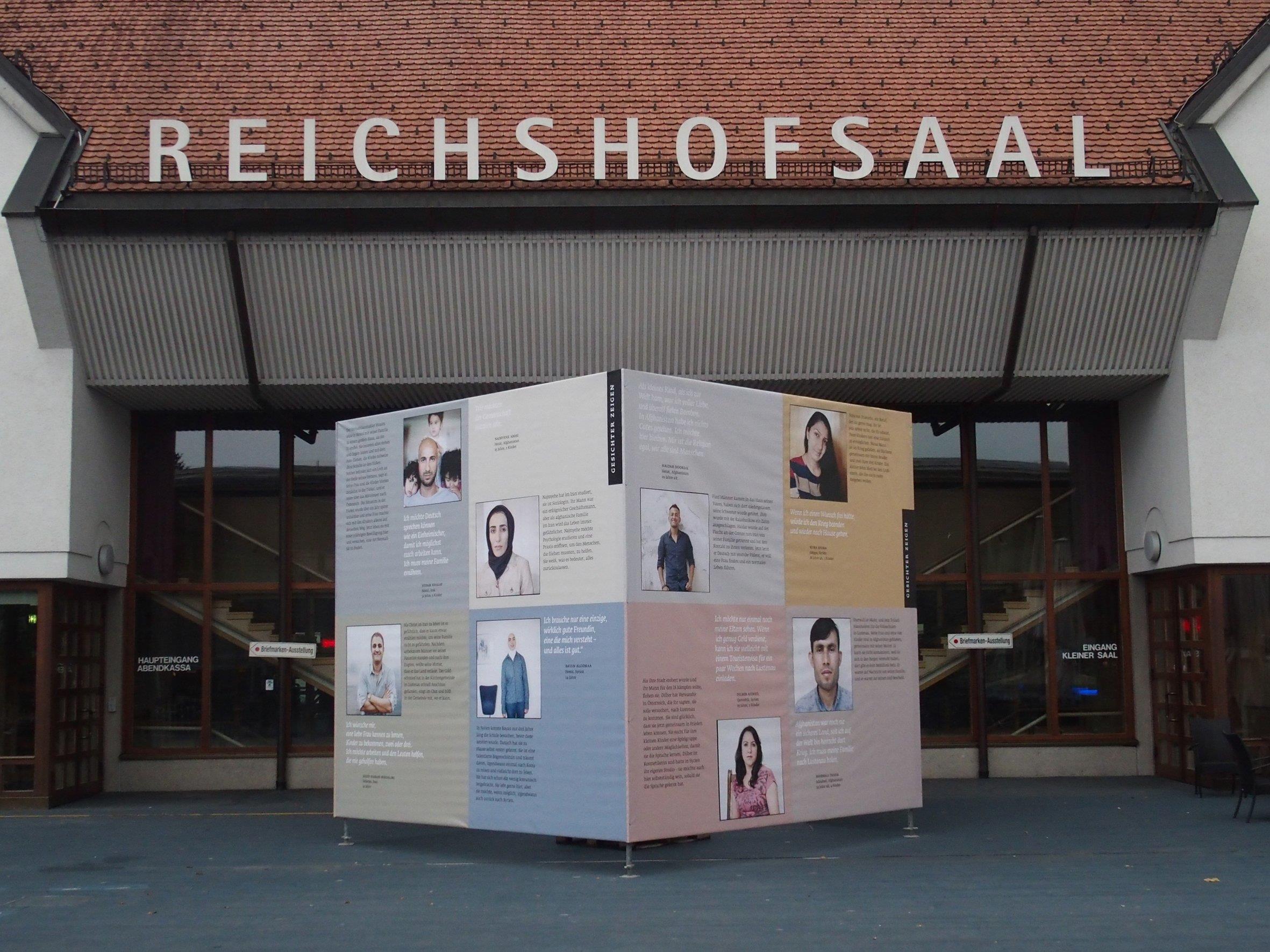 Bis Ende November kann man die spannende Ausstellung "Gesichter zeigen" auf dem Lustenauer Kirchplatz besuchen.