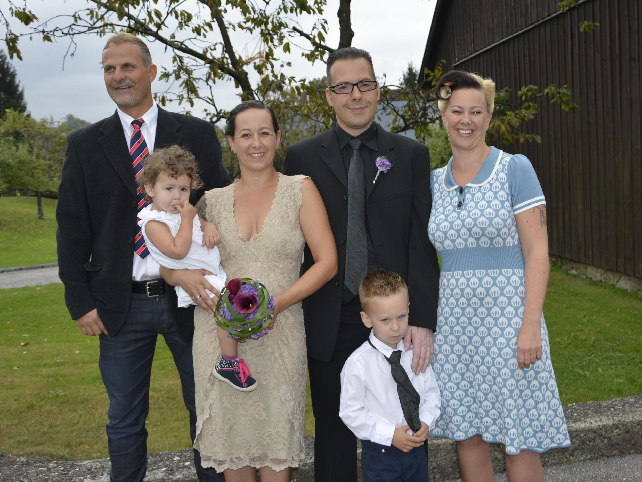 Das Brautpaar mit den Kindern und Trauzeugen bei der standesamtlichen Trauung in Wolfurt.