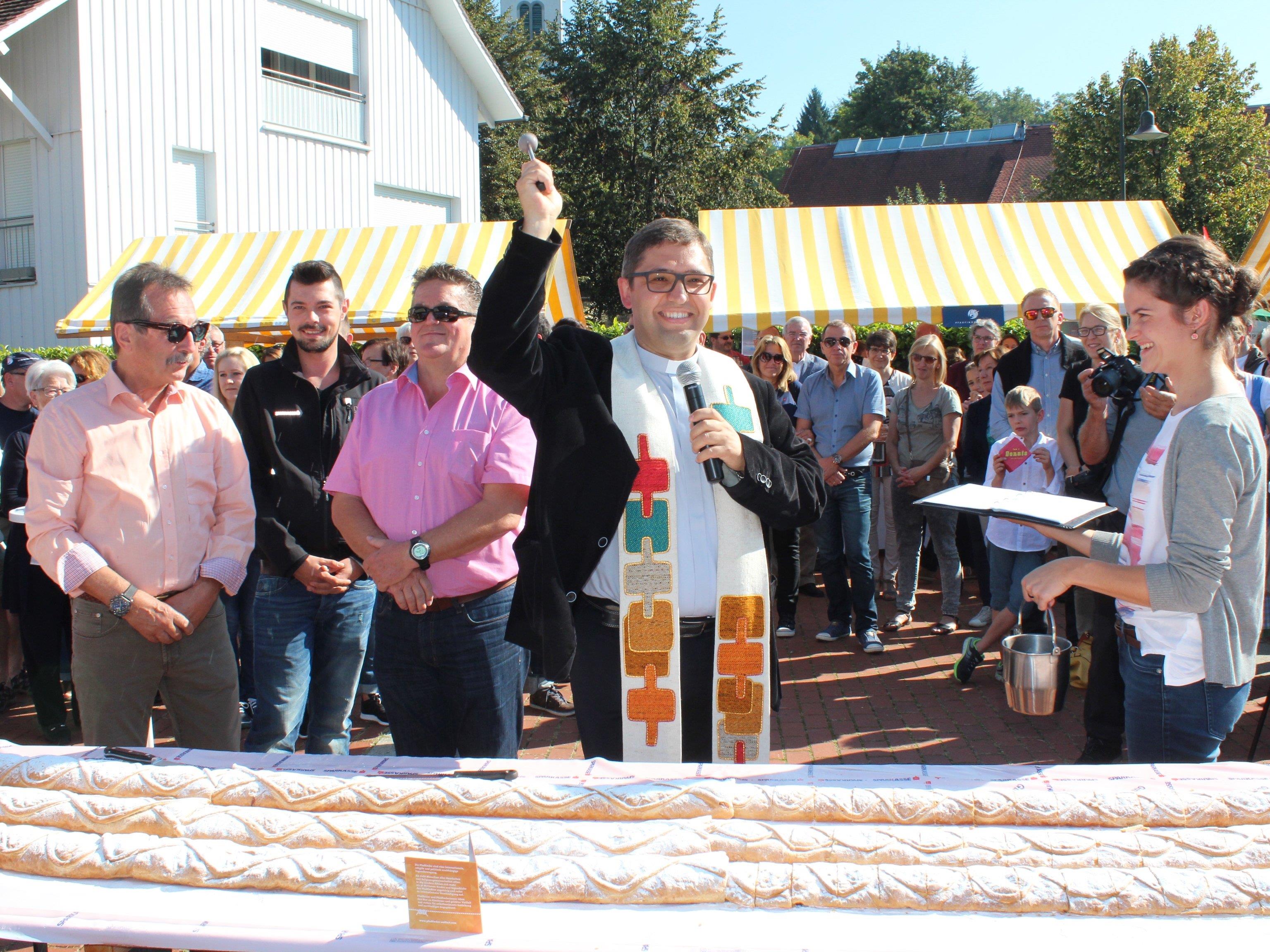 Pfarrer Marius Dumea segnete den traditionellen Apfelstrudel.