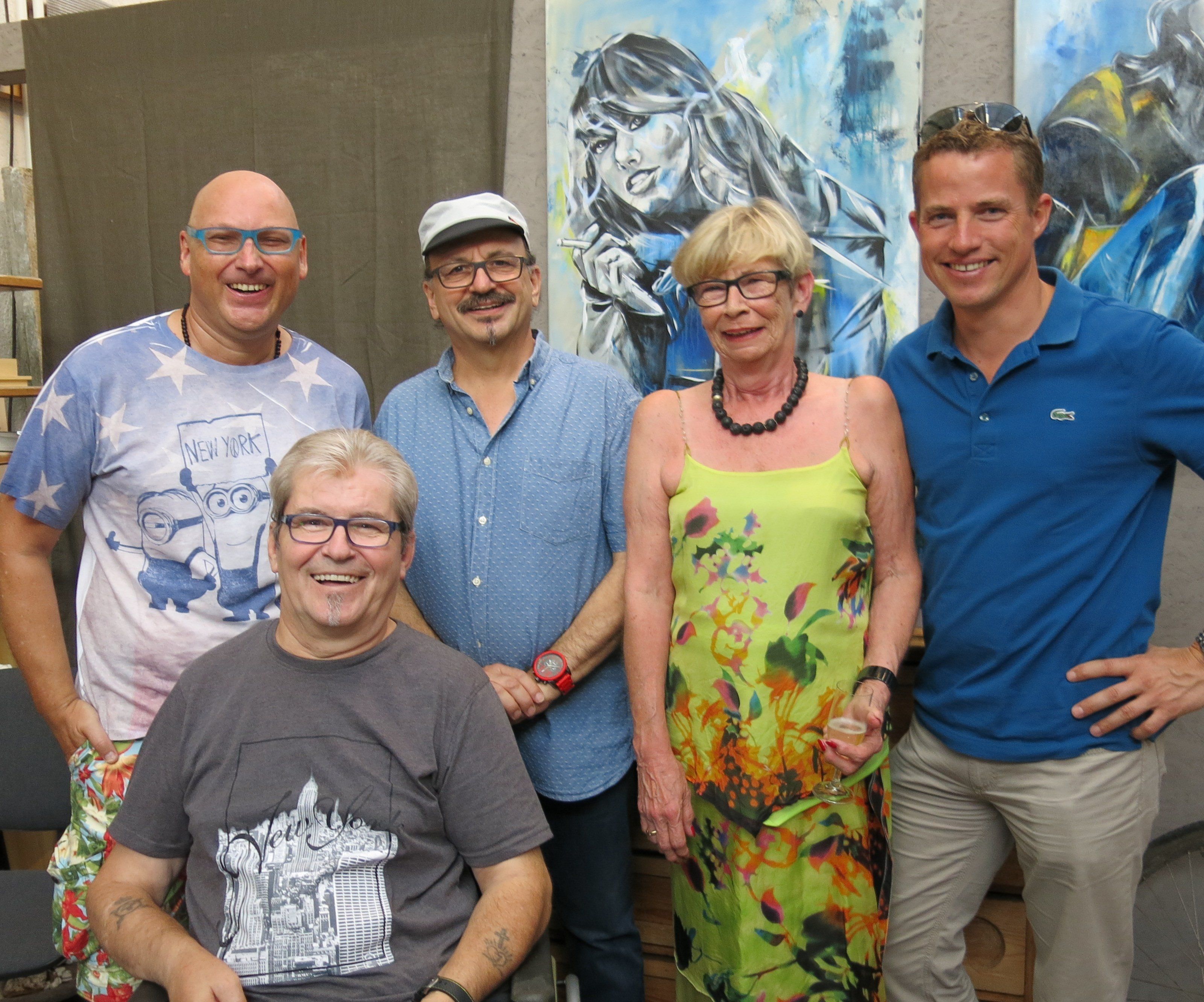 Die Künstlerin Brigitte Jochum wird umringt von Manfred Link, Norbert Pilz, Werner Bösch und Peter Piringer Die Künstlerin Brigitte Jochum wird umringt von Manfred Link, Norbert Pilz, Werner Bösch und Peter Piringer