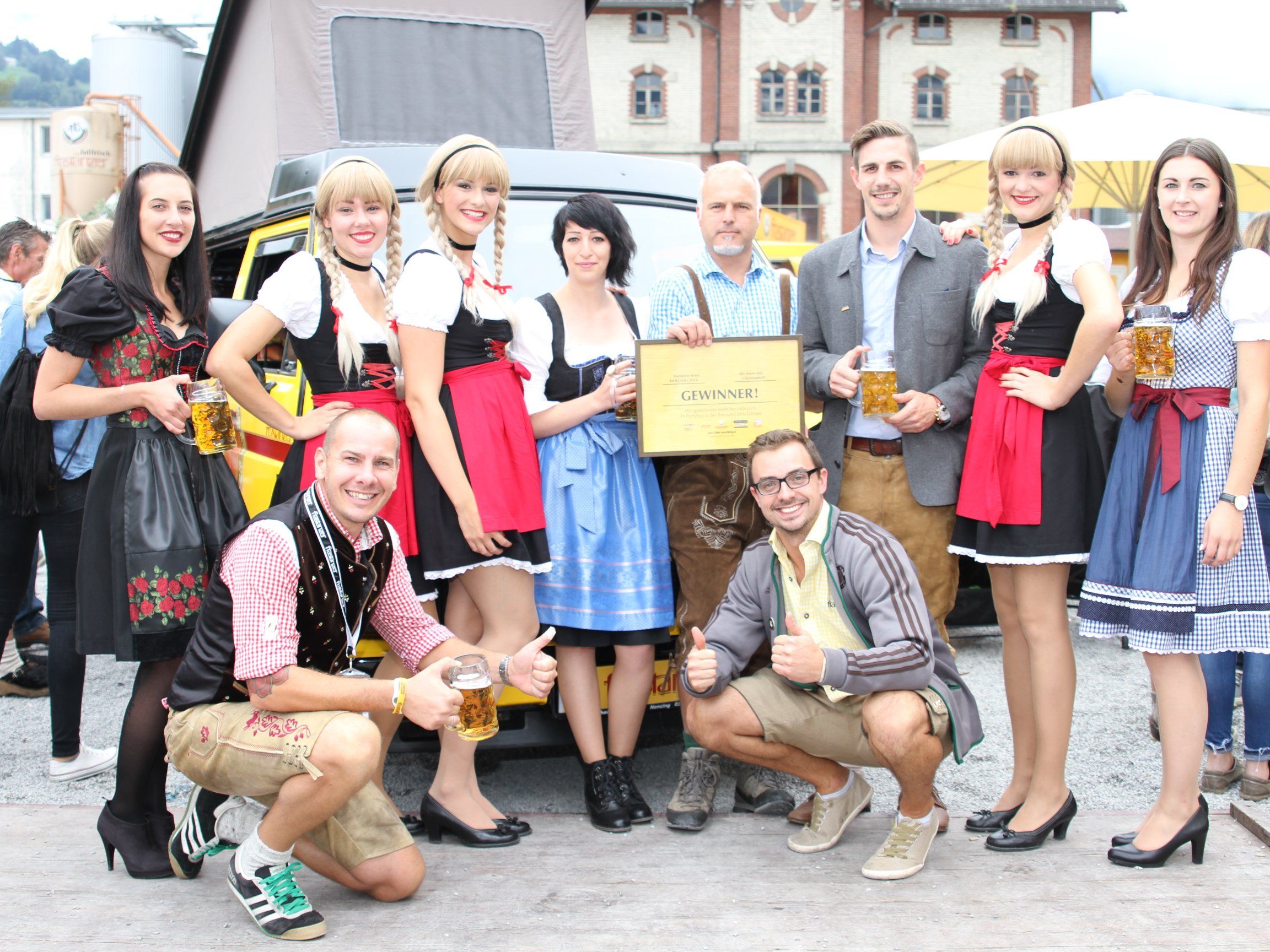 Oliver Müller und Mario Rothmund (Frastanzer Marketing) vorne, mit dem Gewinner Janez Glavac, den 3 Schwestern sowie den Vertreter/innen der Medienpartner WANN&WO, VOL.AT und Antenne Vorarlberg. Oliver Müller und Mario Rothmund (Frastanzer Marketing) vorne, mit dem Gewinner Janez Glavac, den 3 Schwestern sowie den Vertreter/innen der Medienpartner WANN&WO, VOL.AT und Antenne Vorarlberg.