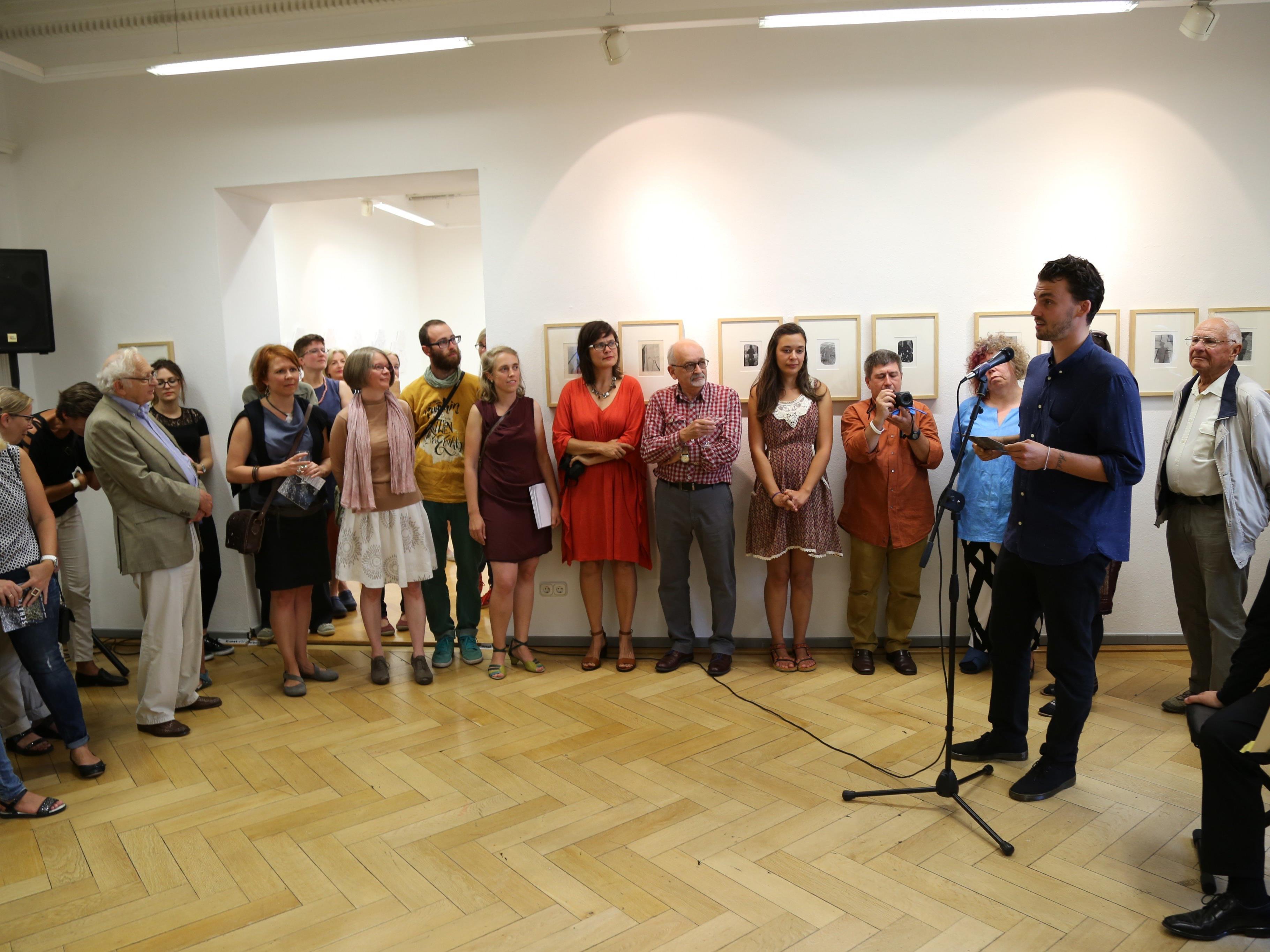 KunstVorarlberg-Präsident Florian Gerer mit den zehn Künstlern bei der Vernissage „Schätze – vom Suchen und Finden“.
