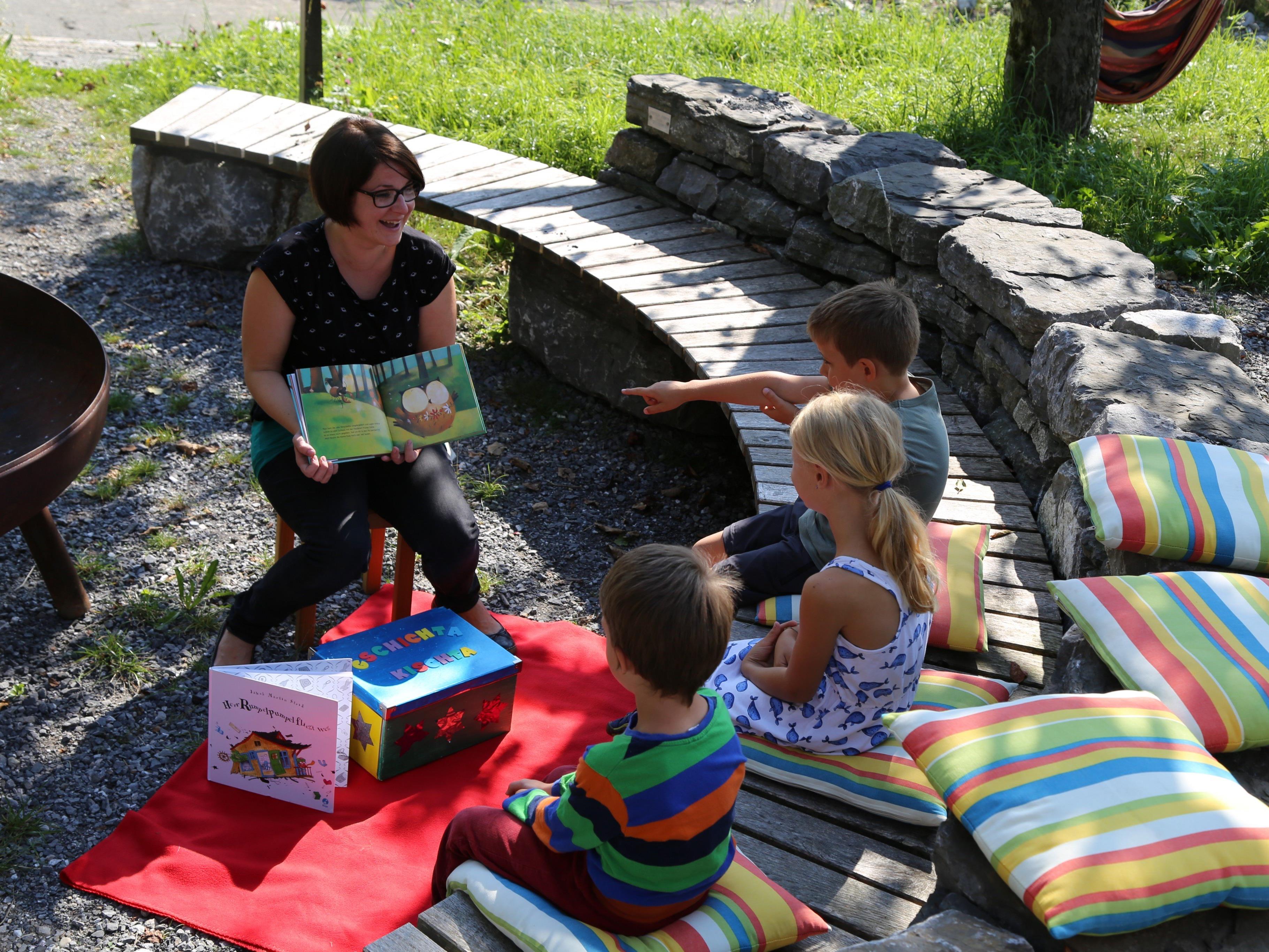 Sichtlich Spaß macht Nadine Fink-Peer das Geschichtenerzählen im Bugo-Garten.