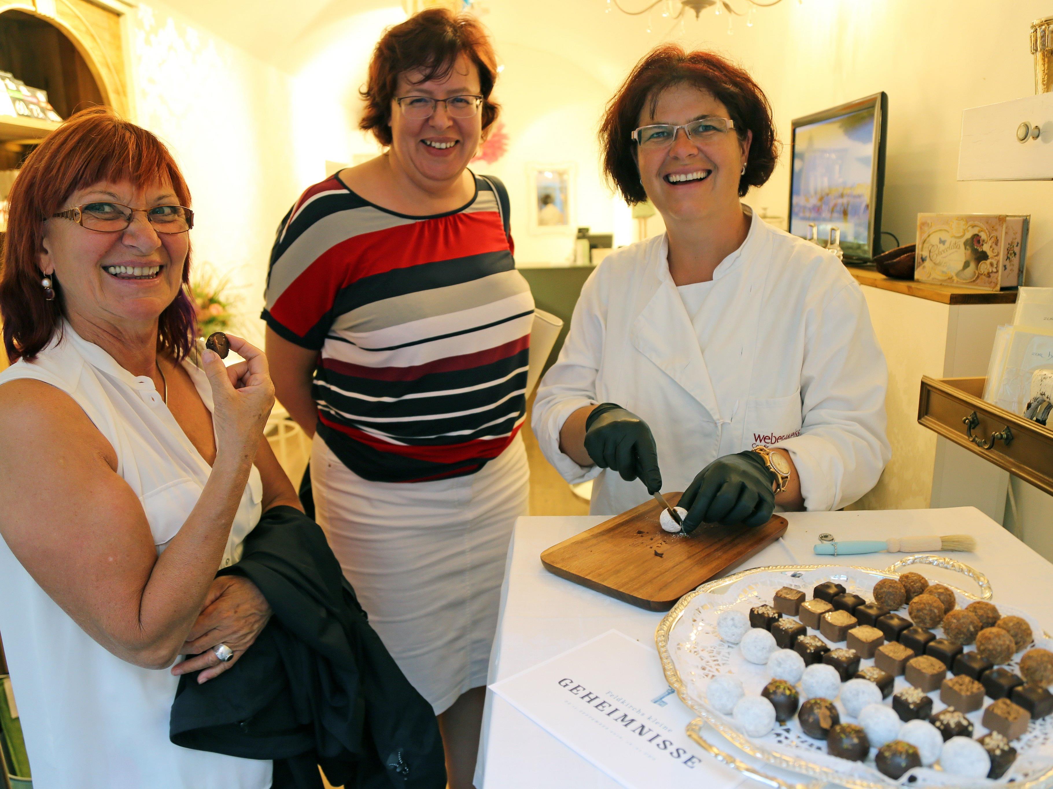 Barbara und Andrea kosteten eine Praline von Brigitte (Chocolaterie Zartbitter).