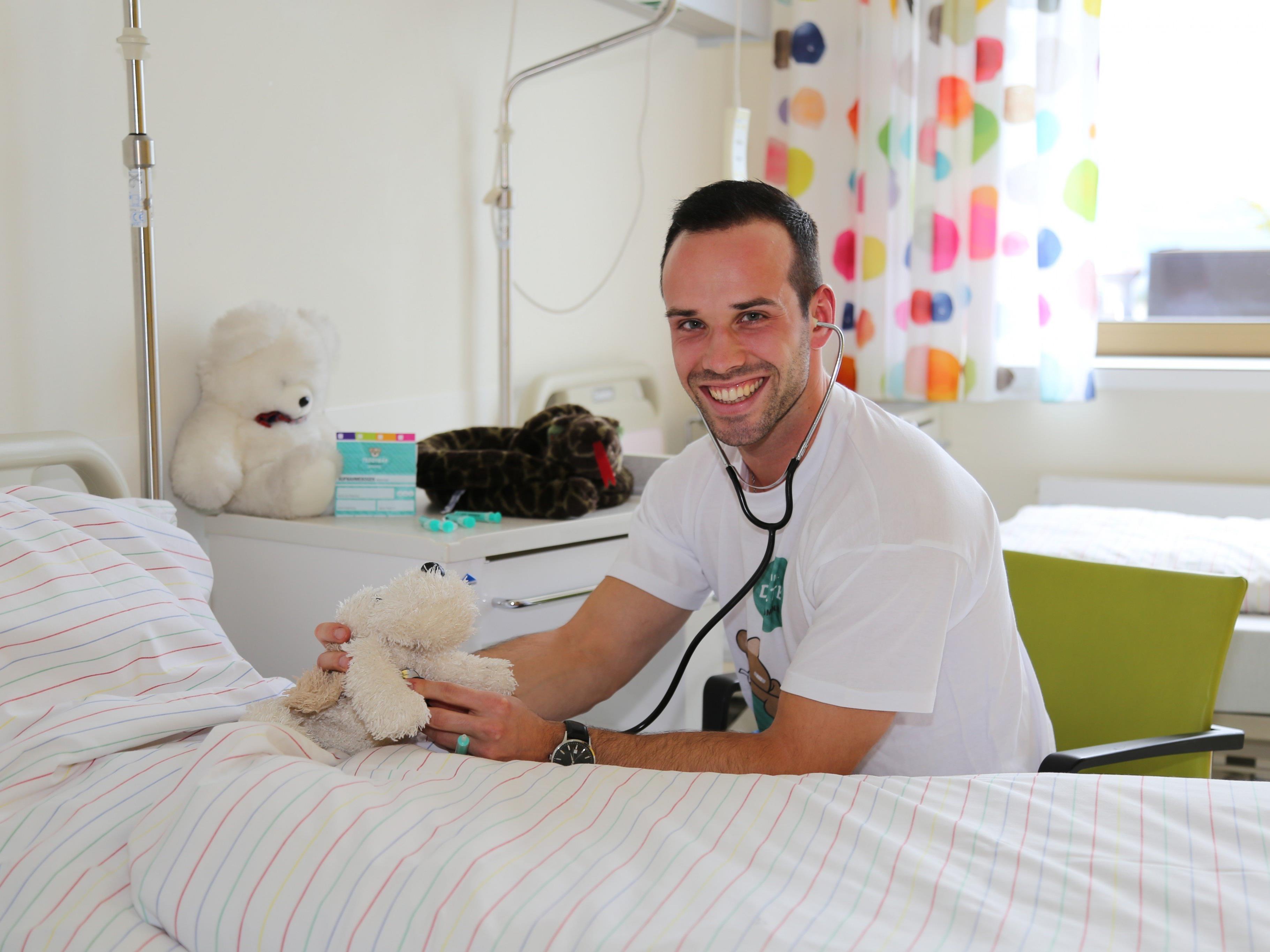 Der 24-jährige Medizinstudent Dominik Klug bringt das Teddybärenkrankenhaus nach Feldkirch.