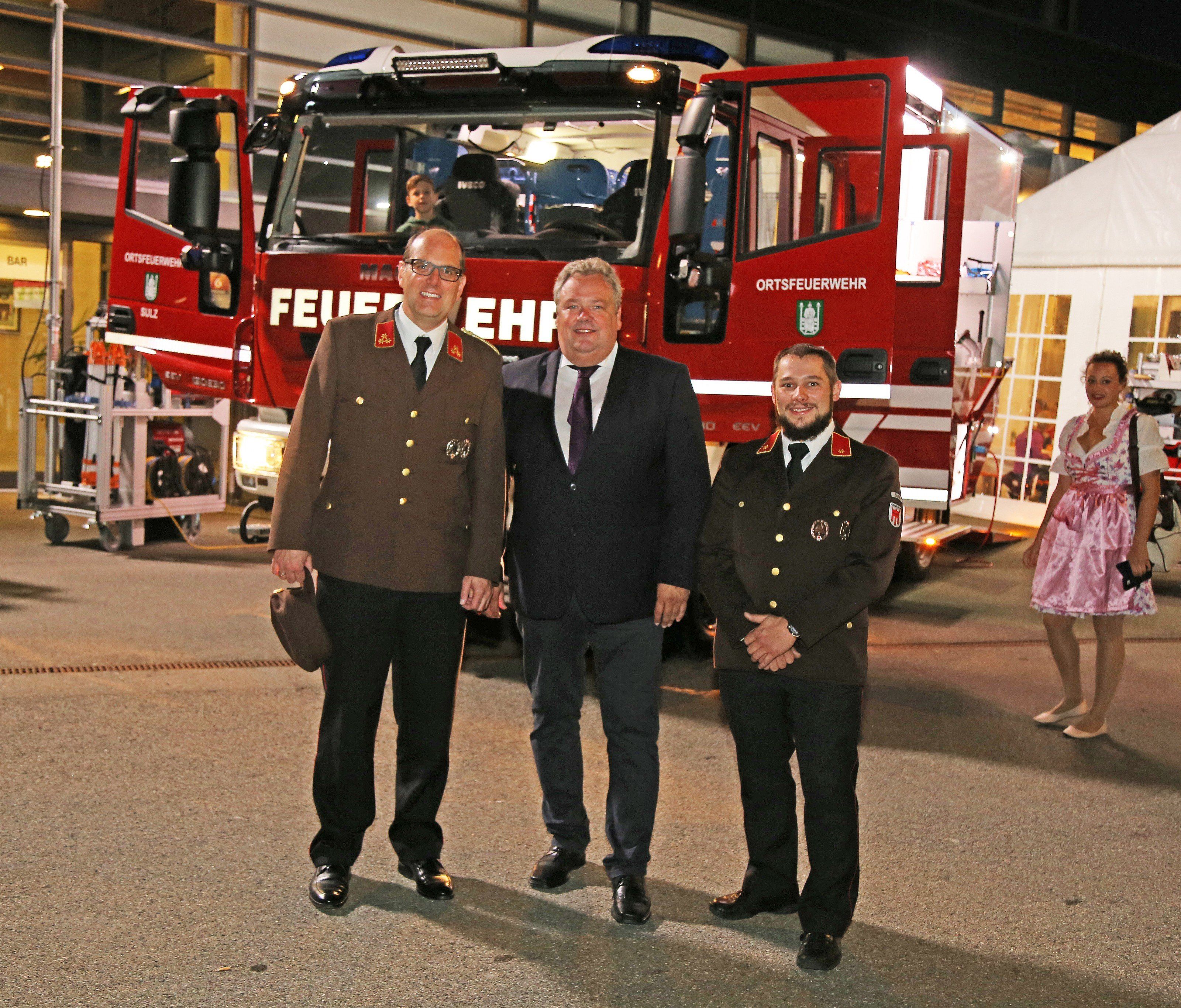 Kommandant David Reichart, Bürgermeister Karl Wutschitz und Fahrzeugwart Elias Schnetzer. Kommandant David Reichart, Bürgermeister Karl Wutschitz und Fahrzeugwart Elias Schnetzer.