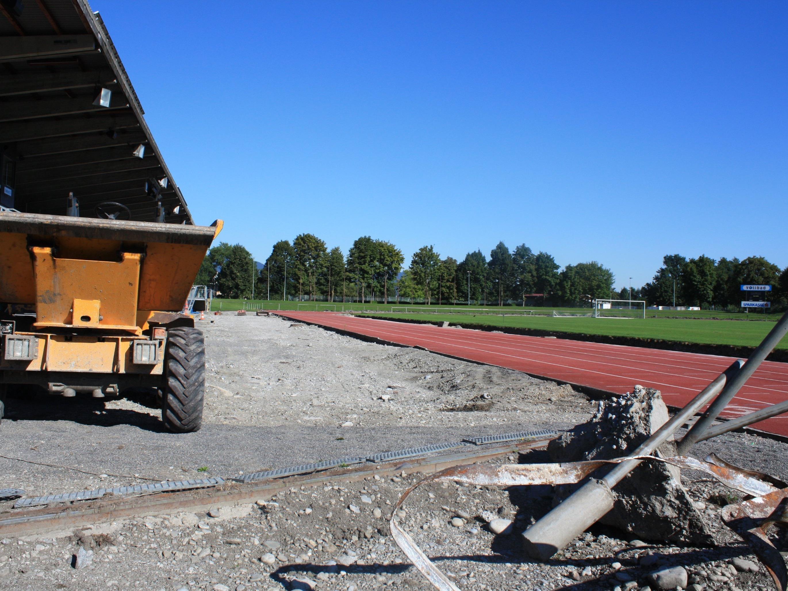 Die alte Laufbahn im Mösle-Stadion wird aktuell entfernt, der neue Belag wird ab Mitte September aufgetragen.