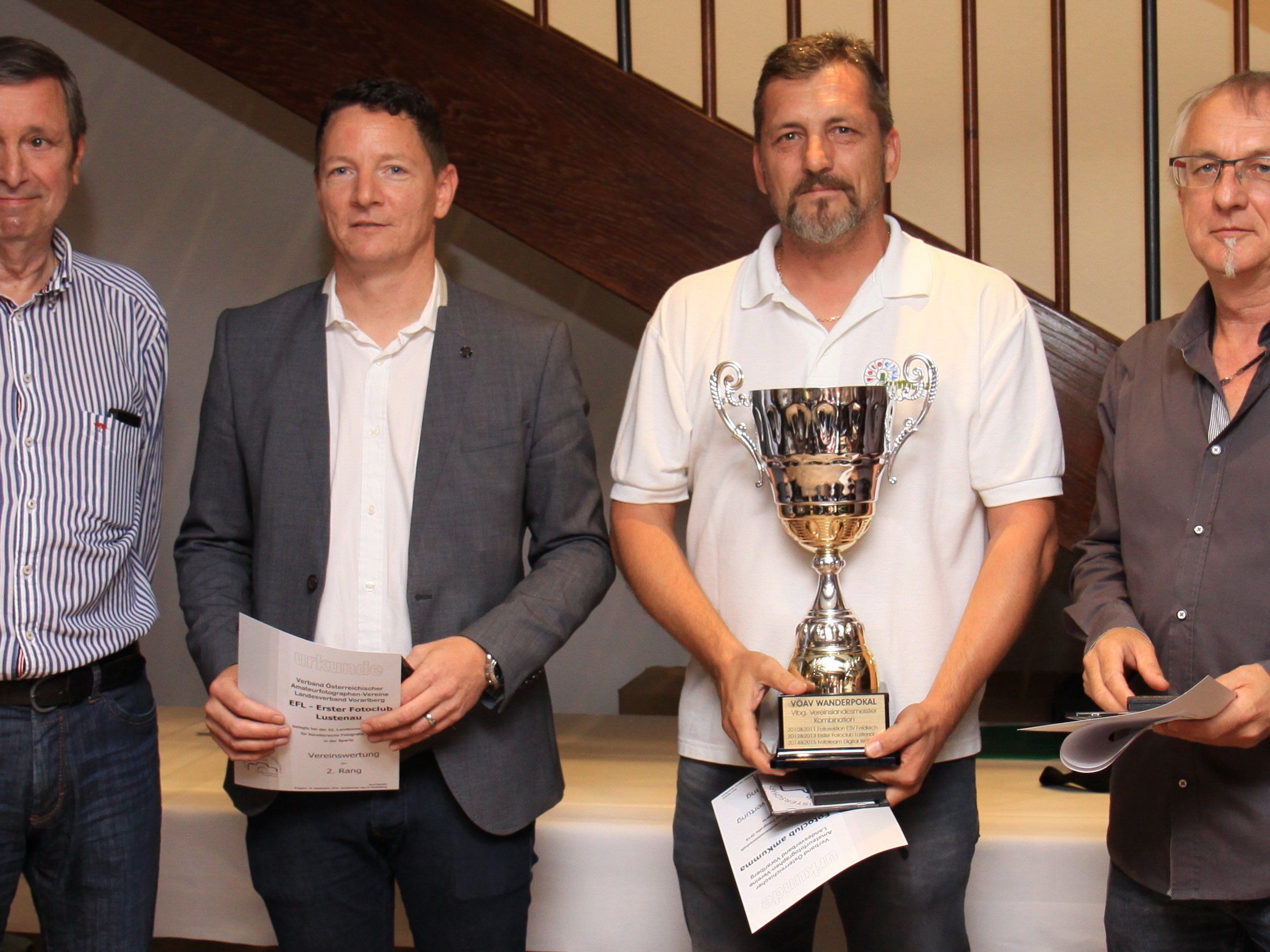 Fotclub am Kumma Obmann Jürgen Grasmuck (2.v.r.) übernahm voller STolz den Wanderpokal Fotclub am Kumma Obmann Jürgen Grasmuck (2.v.r.) übernahm voller STolz den Wanderpokal