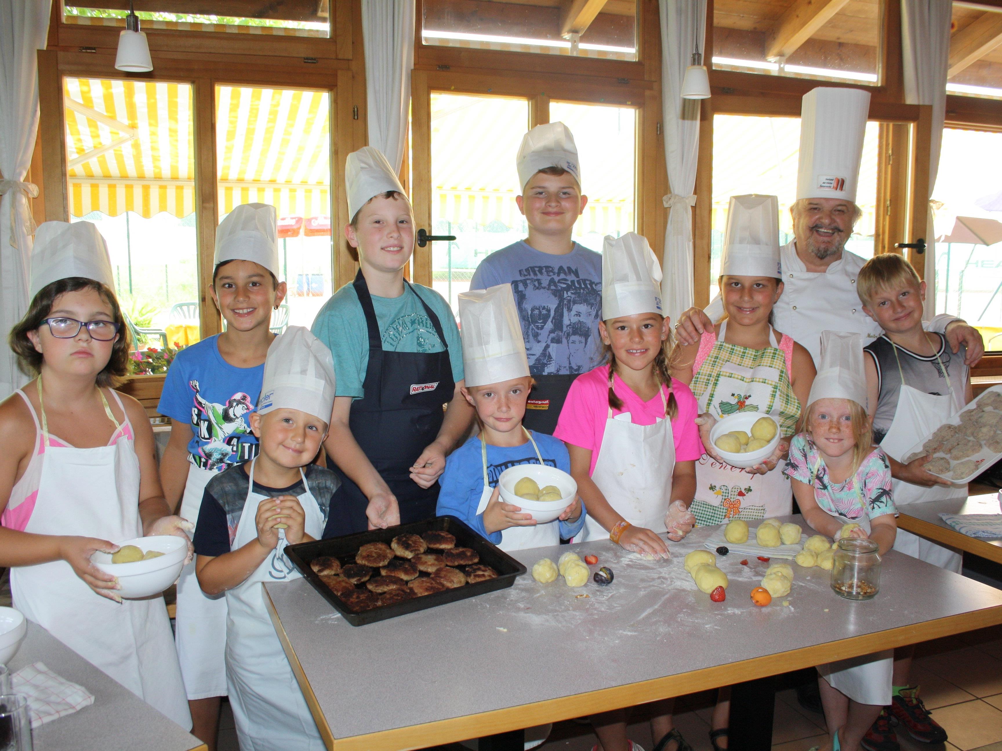 Der Sommer im Leiblachtal mit Bodensee und Pfänder direkt vor der Haustür bot der Jugend die vielfältigsten Möglichkeiten zur aktiven Freizeitgestaltung, so auch das „Kochen mit Bruno“.