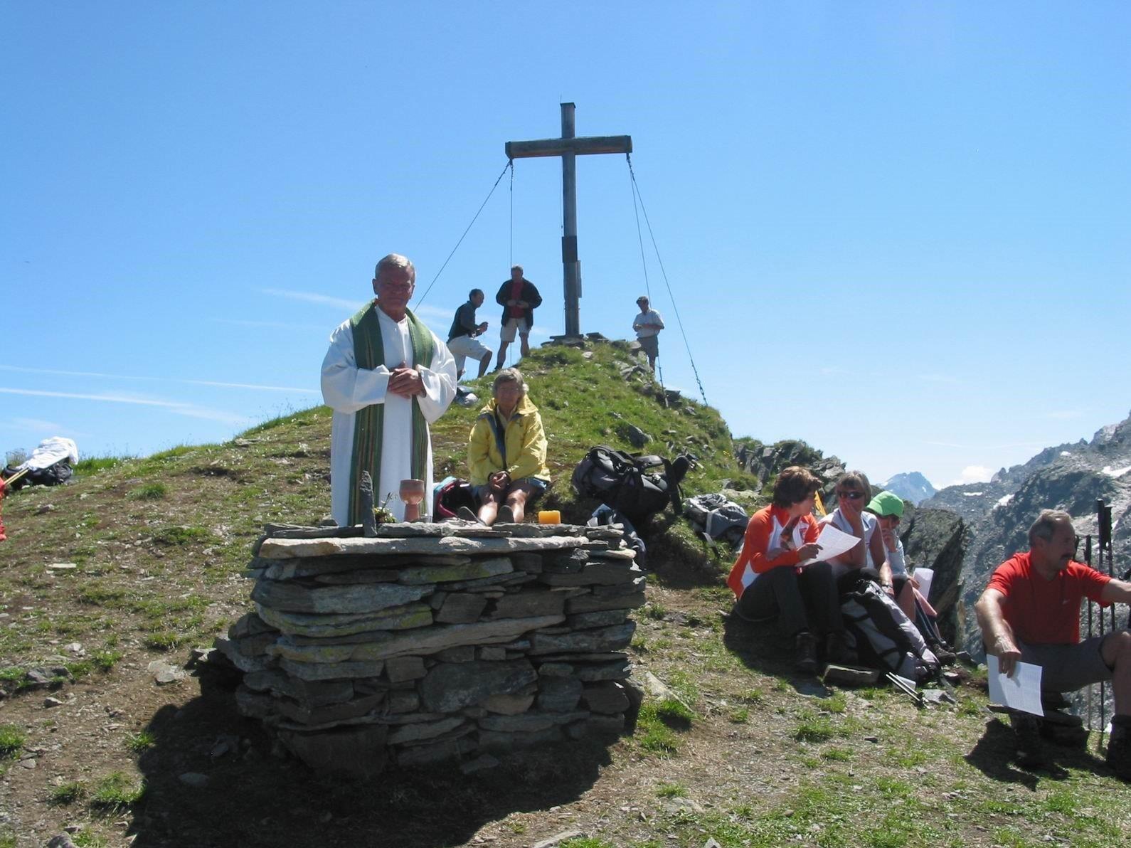 Die „Silvrettagruppe Lochau“ lädt anlässlich des 20-jährigen Jubiläums der Kreuzerrichtung am Sonntag zur Bergwanderung mit anschließender Gipfelmesse auf den Hennekopf (2704 m).