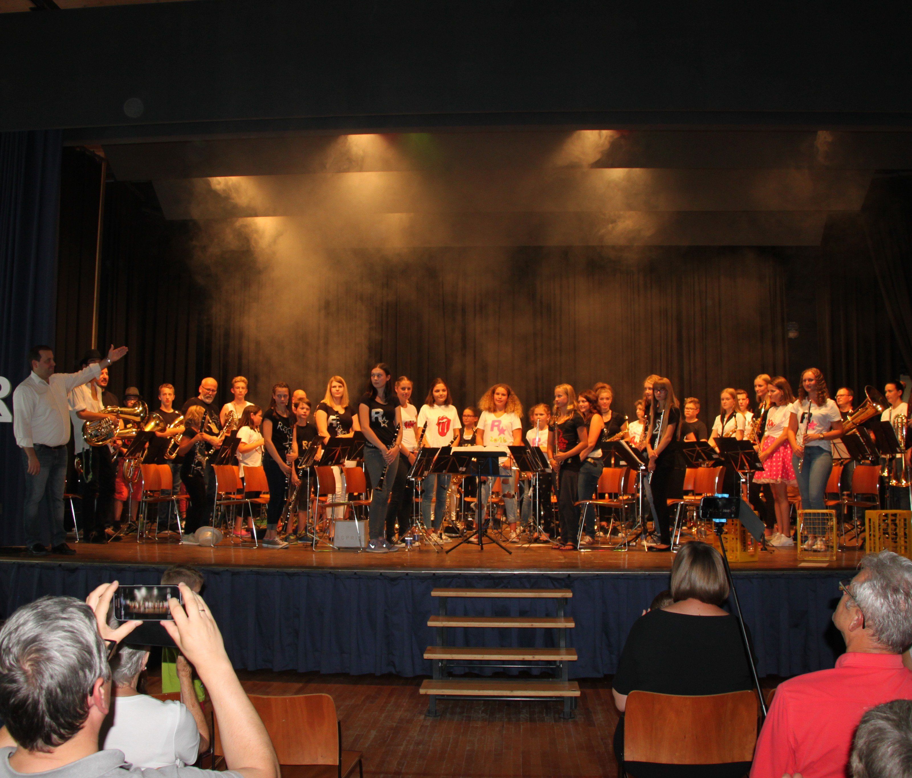 Tolles Abschlusskonzert der Musikvereinsjugend aus Lochau, Möggers, Hohenweiler und Eichenberg unter der Leitung von Kapellmeister Matthias Walser. Tolles Abschlusskonzert der Musikvereinsjugend aus Lochau, Möggers, Hohenweiler und Eichenberg unter der Leitung von Kapellmeister Matthias Walser.
